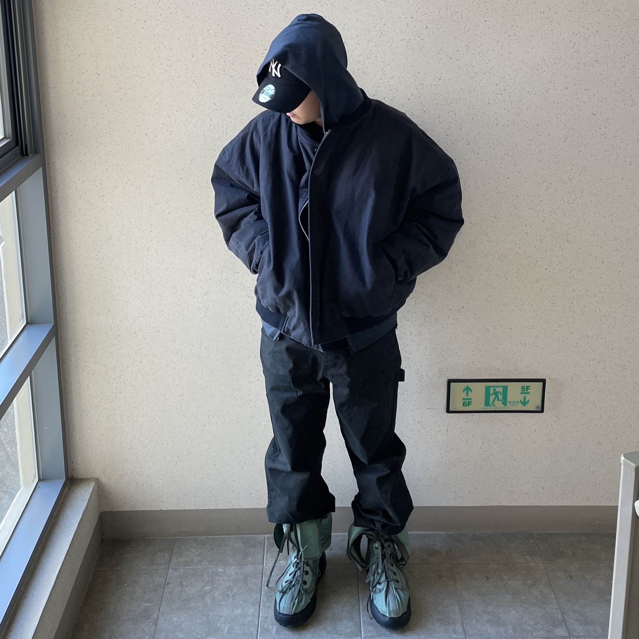Nonnod Sulfur Dye Serge Bomber Jacket Vintage Navy Black, New Era x MoMA New York Yankees Cap Black 착용 스타일 - 1