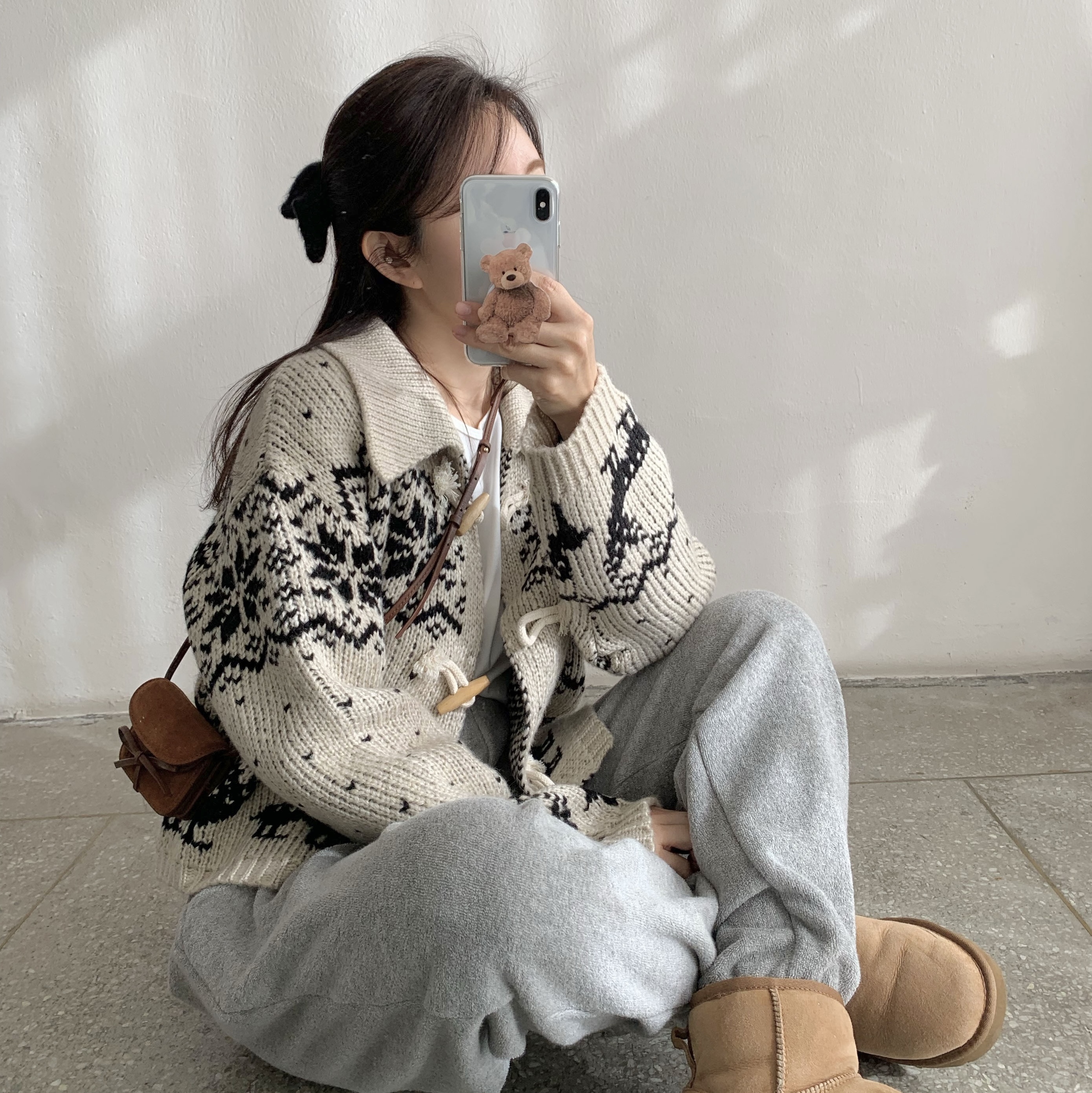 (W) UGG Classic Mini II Boots Chestnut 착용 스타일 - 1