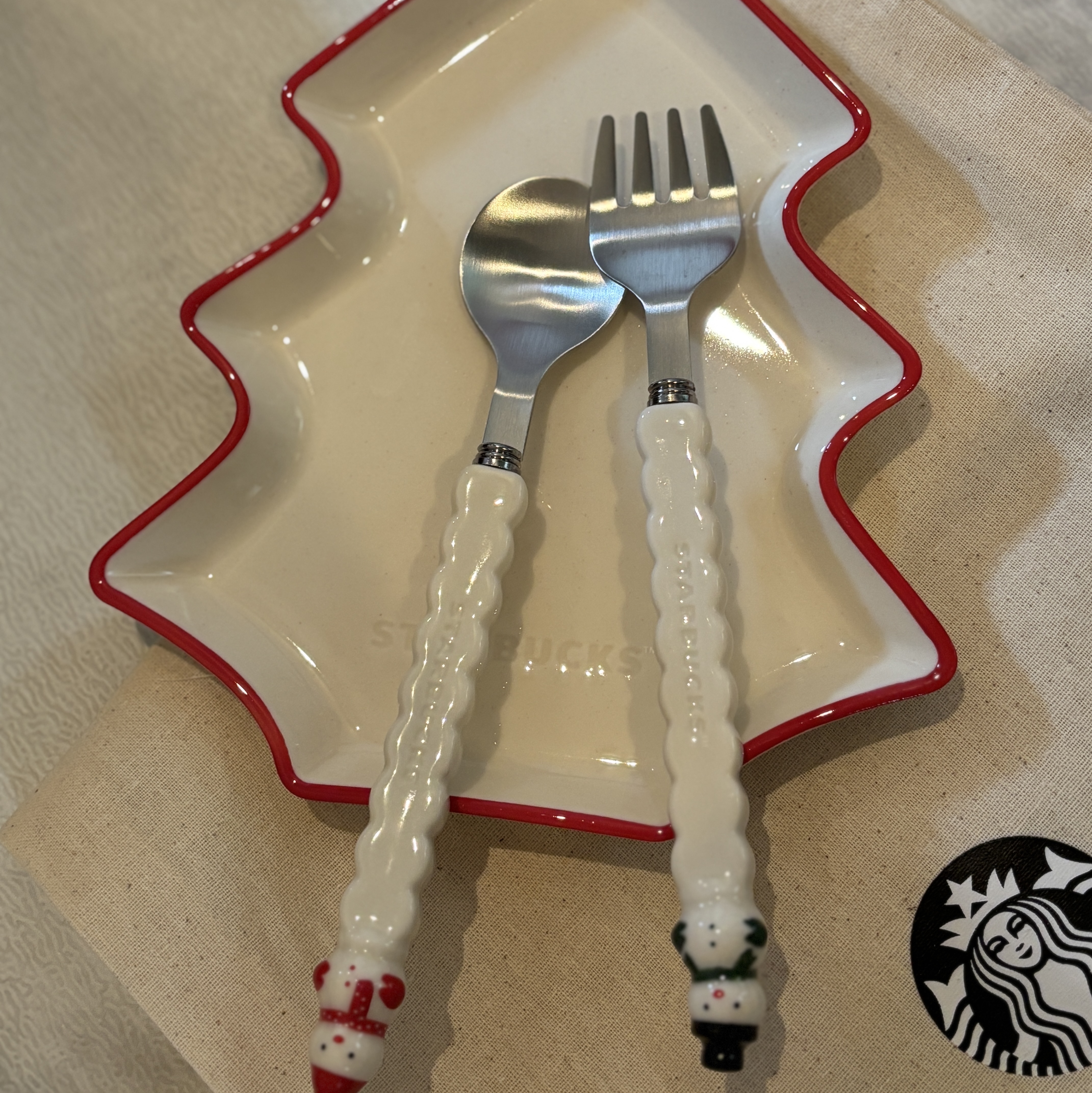 Starbucks Holiday Friends Plate & Cutlery (Set of 3) 착용 스타일 - 1
