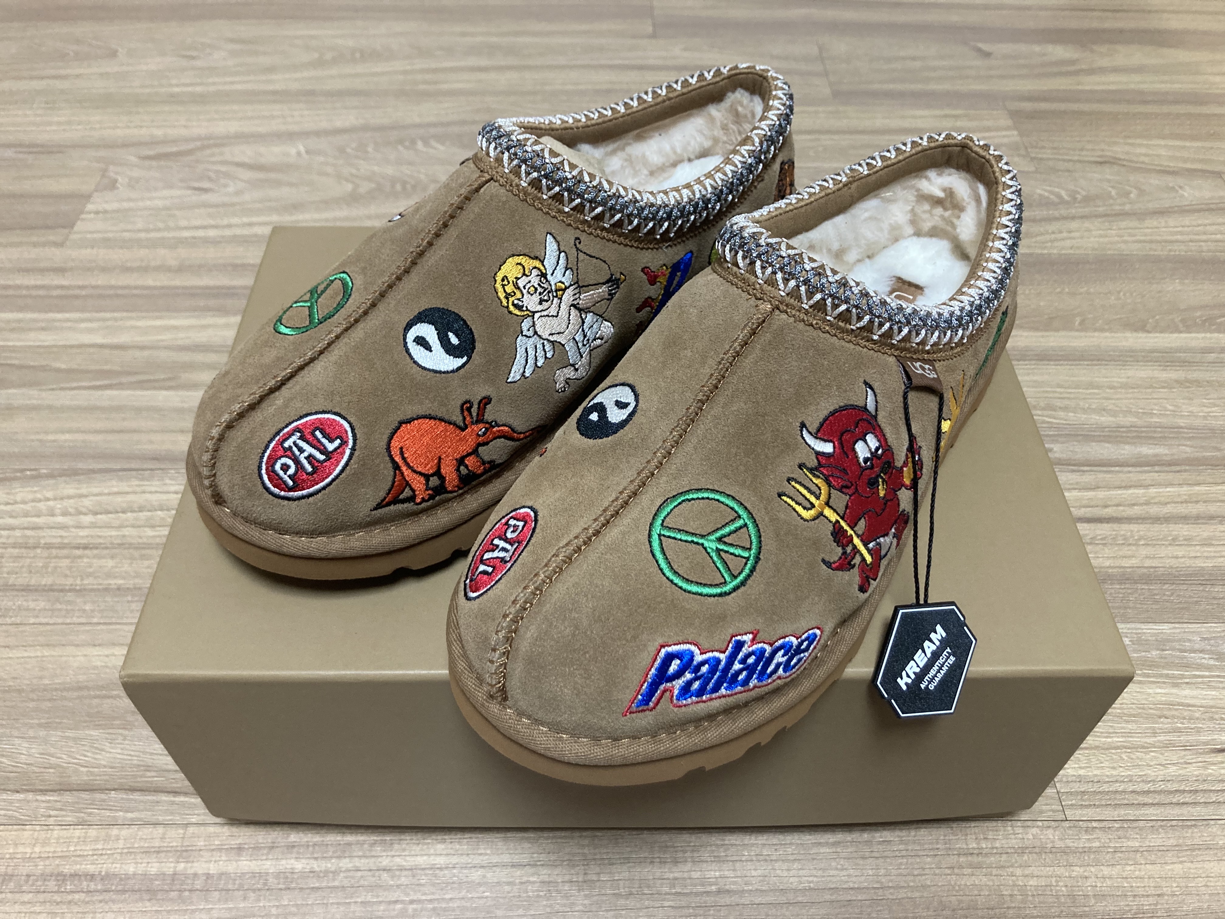 UGG x Palace Tasman Slipper Chestnut 착용 스타일