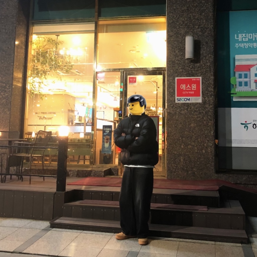 Nike Air Force 1 '07 WB Flax, The North Face 1996 Eco Nuptse Jacket Black 착용 스타일
