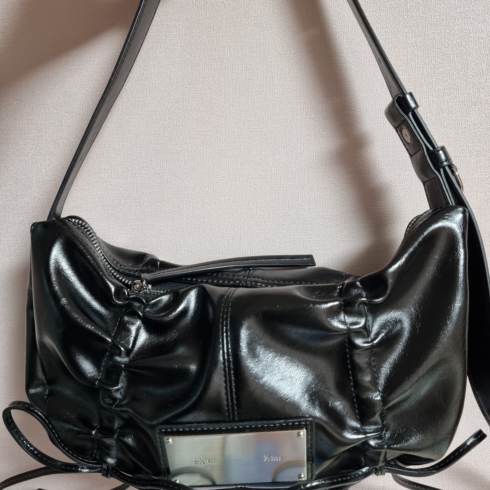 Matin Kim Half Shirring Ribbon Round Bag Black 착용 스타일