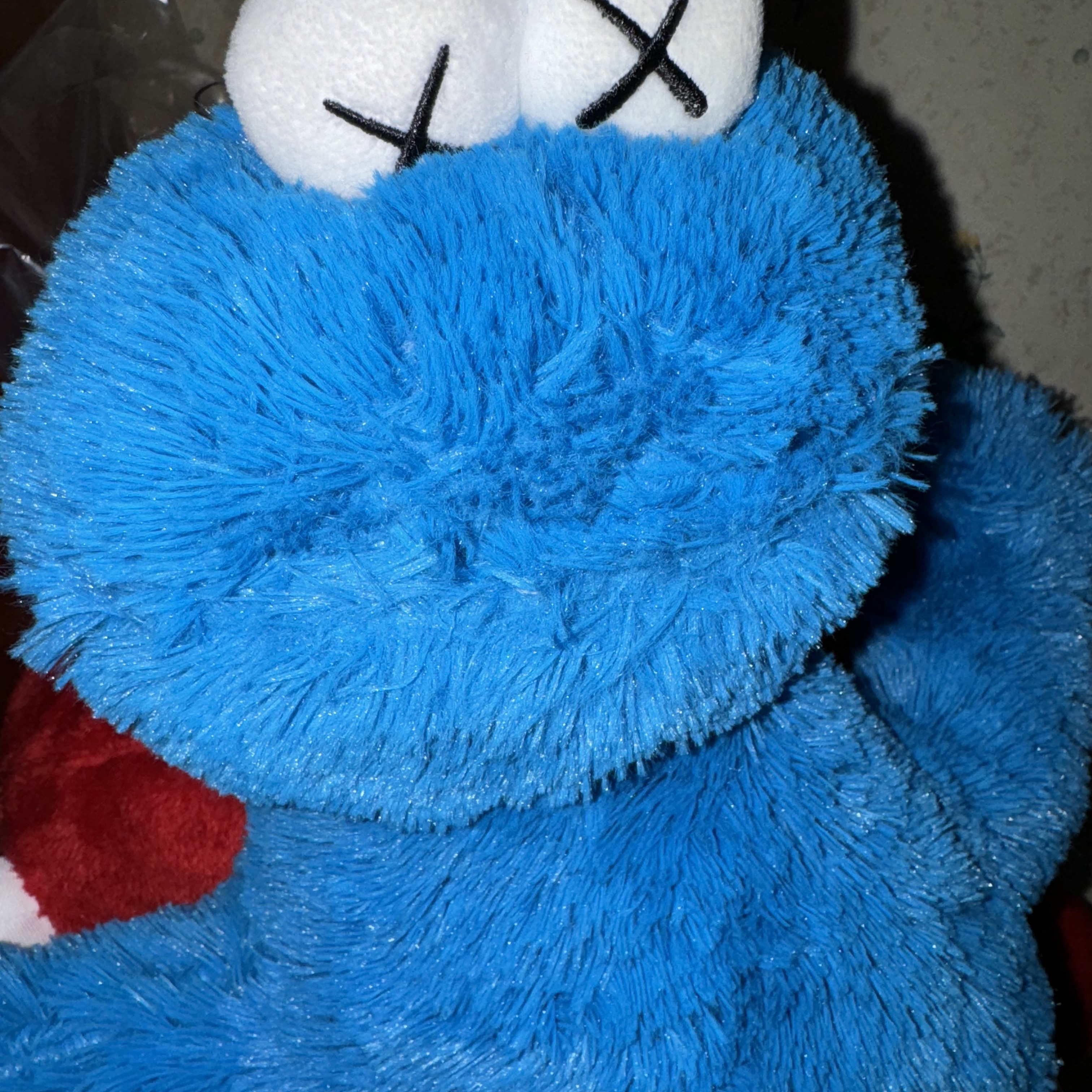 Uniqlo x Kaws Sesame Street Cookie Monster Plush Toy Blue 착용 스타일