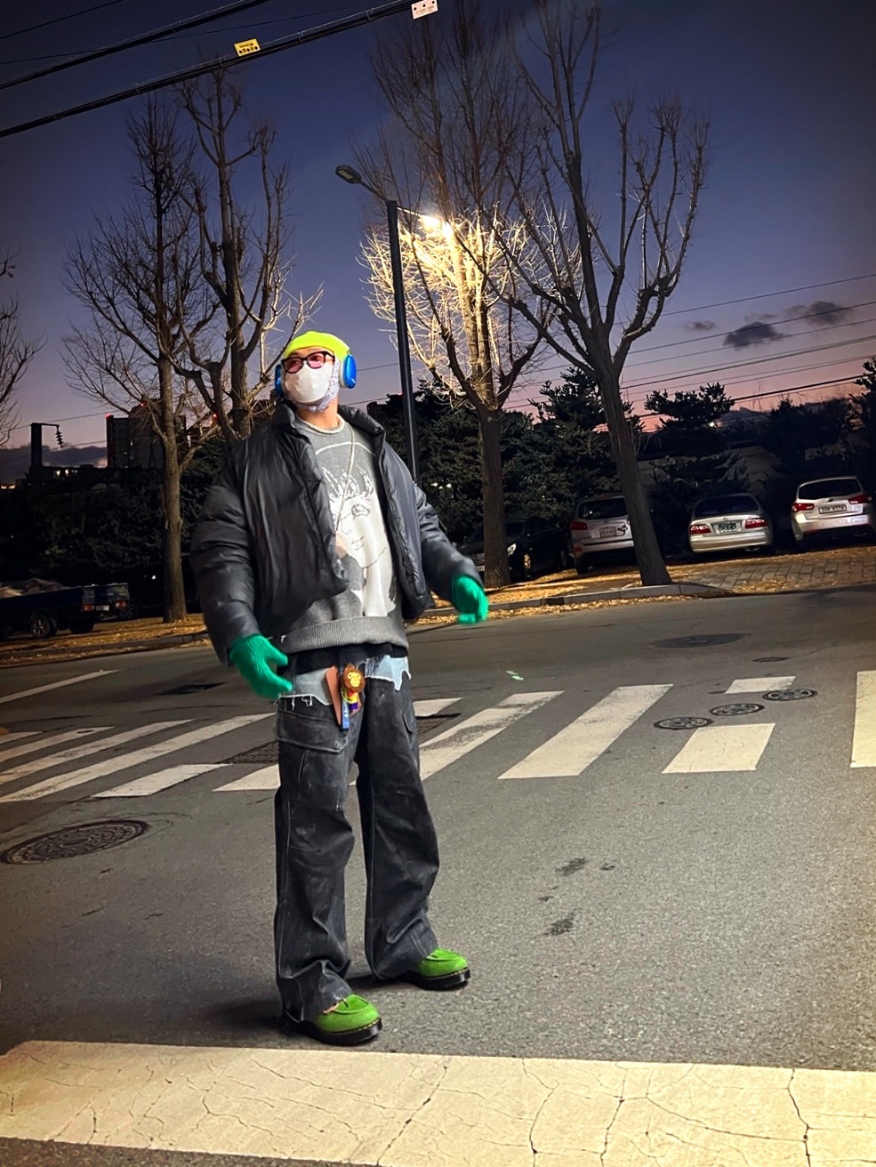 Dr. Martens x Awake NY Lowell Hair On Leather Moc Toe Shoes Green, Bensimon Finger Hole Gloves Green 착용 스타일 - 3