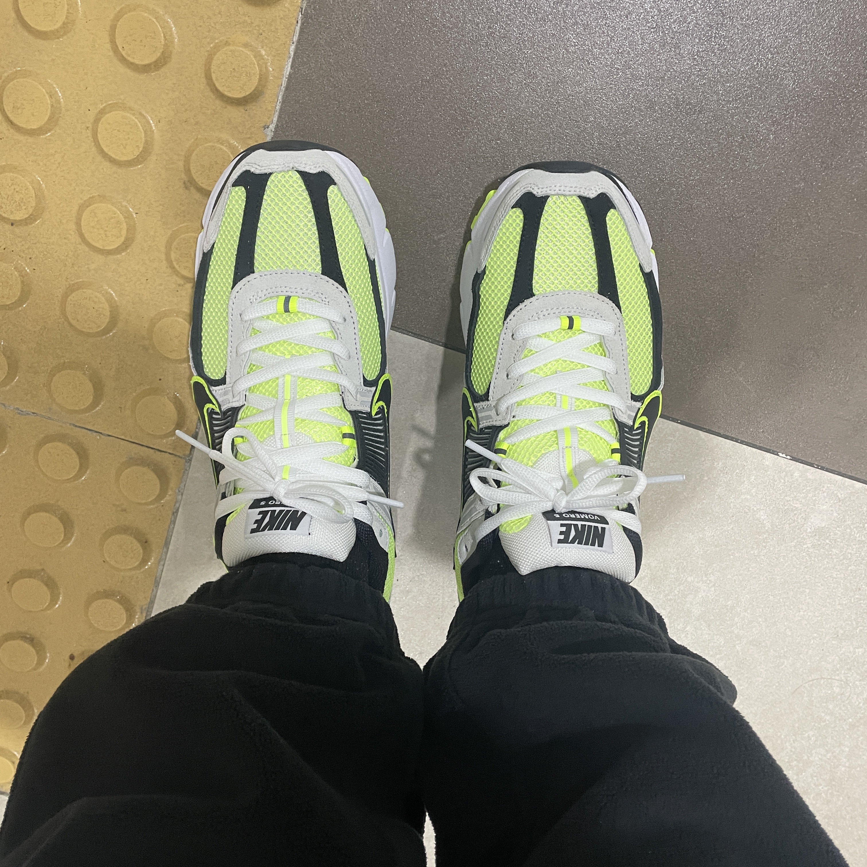 Nike Zoom Vomero 5 Volt Metallic Platinum 착용 스타일