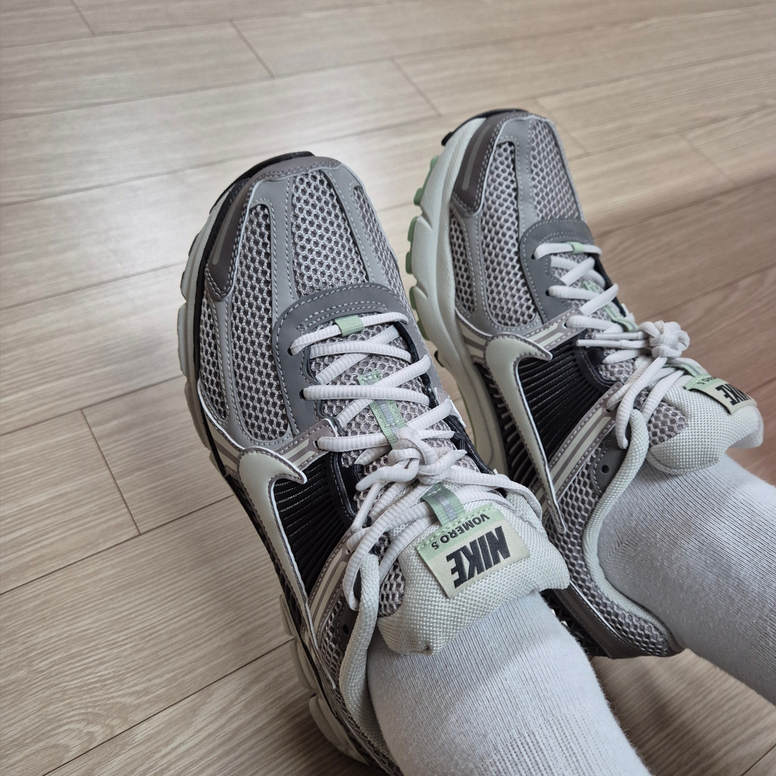 (W) Nike Zoom Vomero 5 Cobblestone and Flat Pewter 착용 스타일
