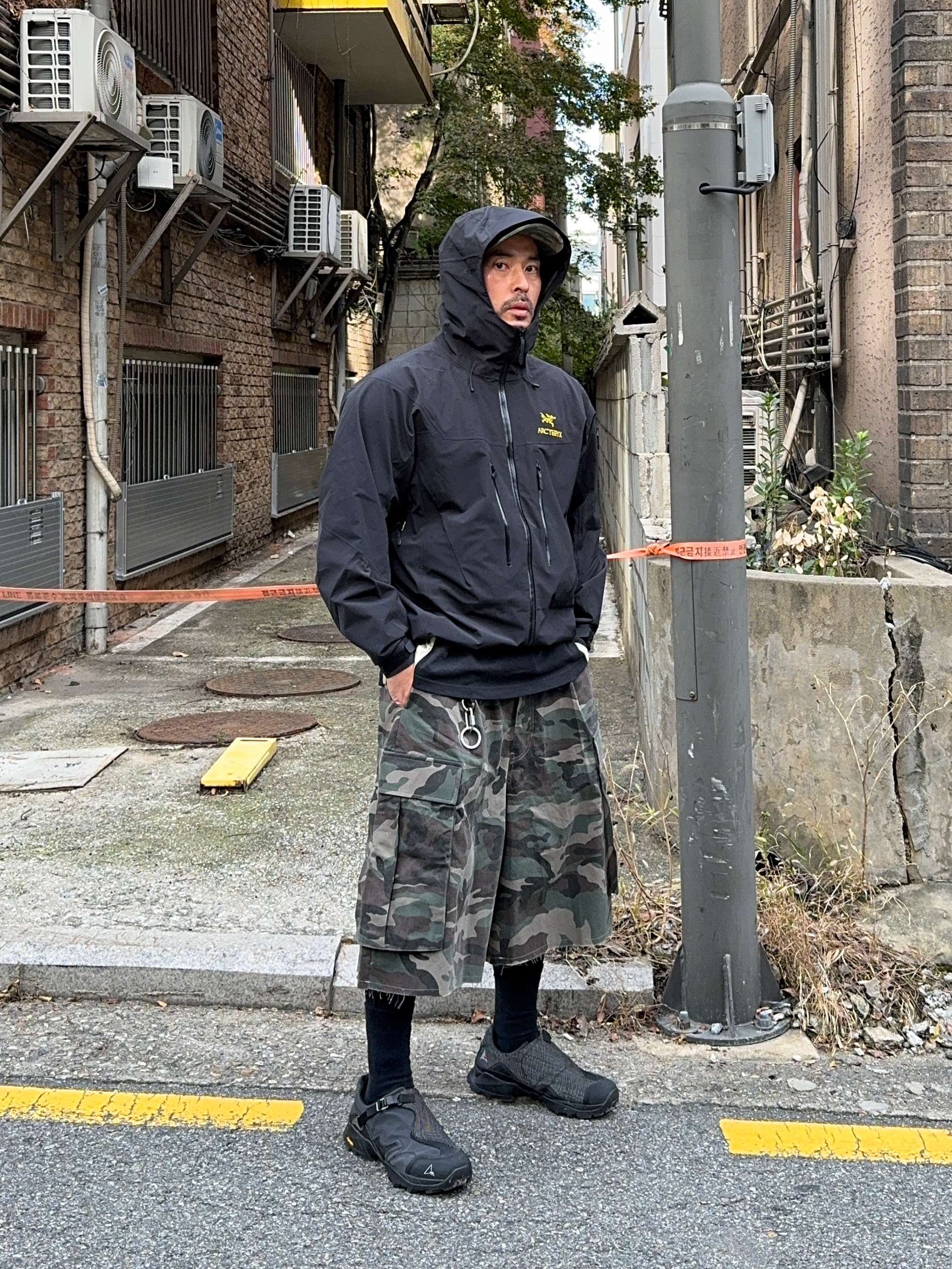 Arc'teryx Beta LT Jacket Black, Undermycar Mu.44 Anti Fxxking Logo Play Big Cargo Camo Shorts Camo Khaki 착용 스타일 - 6