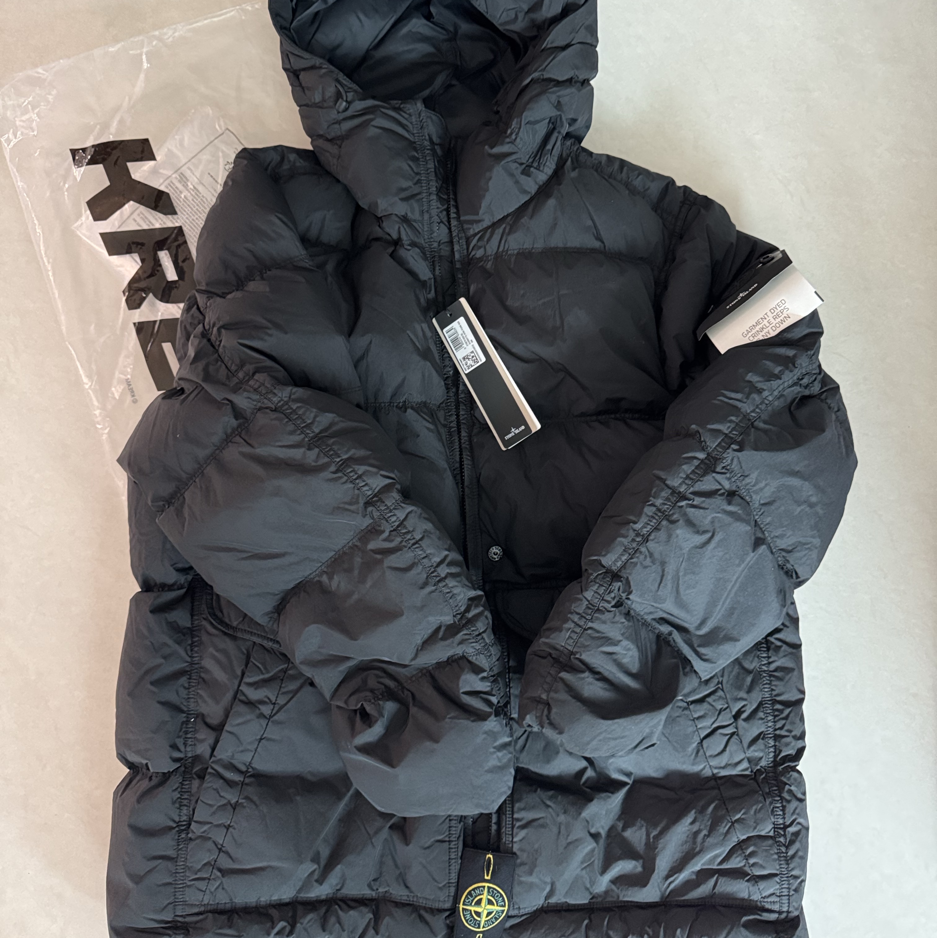Stone Island 40723 Crinkle Reps Hooded Down Jacket Black - 24FW 착용 스타일 - 1
