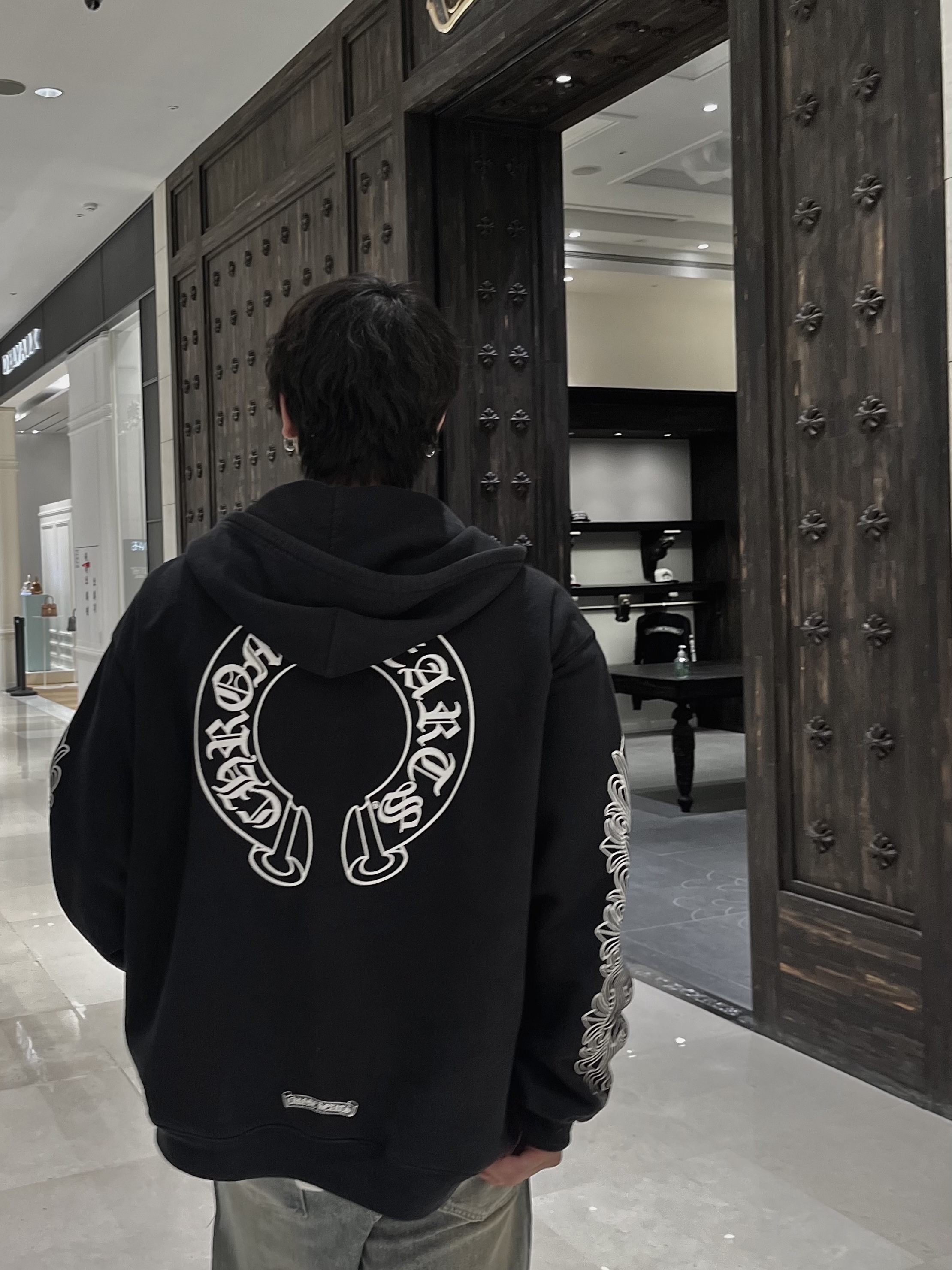 Chrome Hearts Horseshoe Floral Heavyweight Zip-Up Hoodie Black, Chrome Hearts Horseshoe Floral Fleece Zip-Up Hoodie Black 착용 스타일 - 1