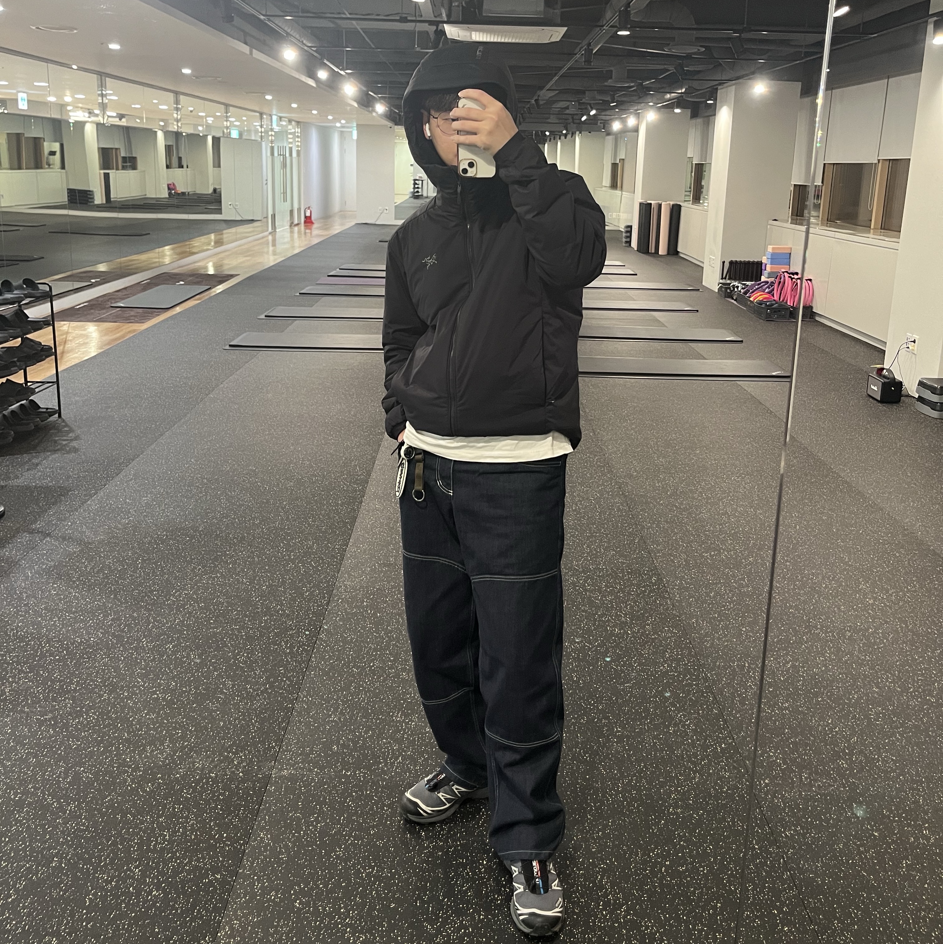 Arc'teryx Atom Heavyweight Hoody Black, Salomon XT-6 Gore-Tex Black Ebony 착용 스타일