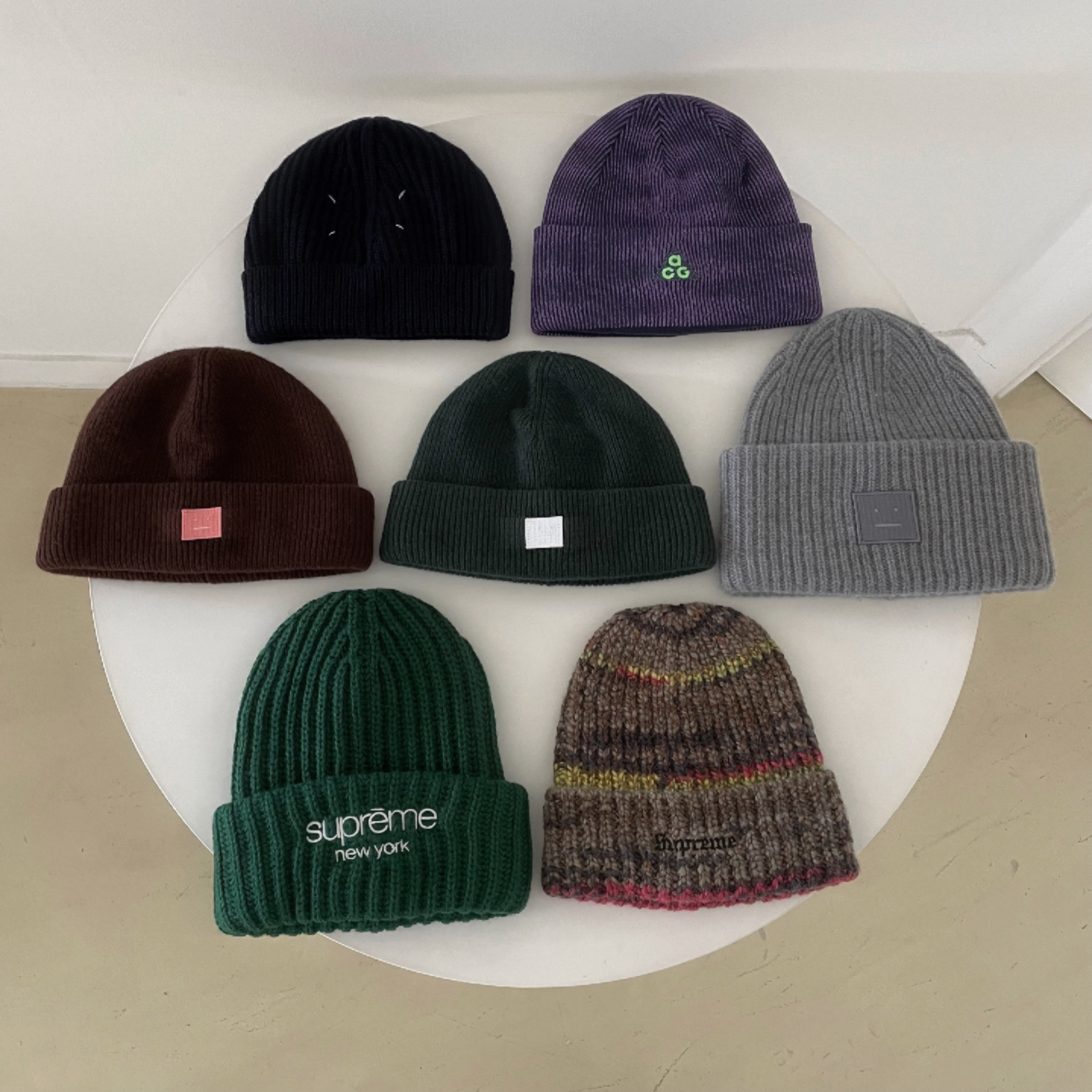 Maison Margiela Four Stitches Beanie Navy, Supreme Space Dye Stripe Beanie Yellow - 24FW 착용 스타일 - 1