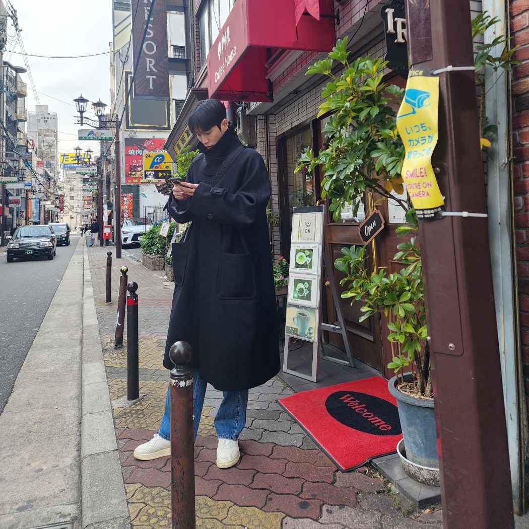 Undermycar Legion.02 Balmacaan Oversized Wool Coat Black 착용 스타일