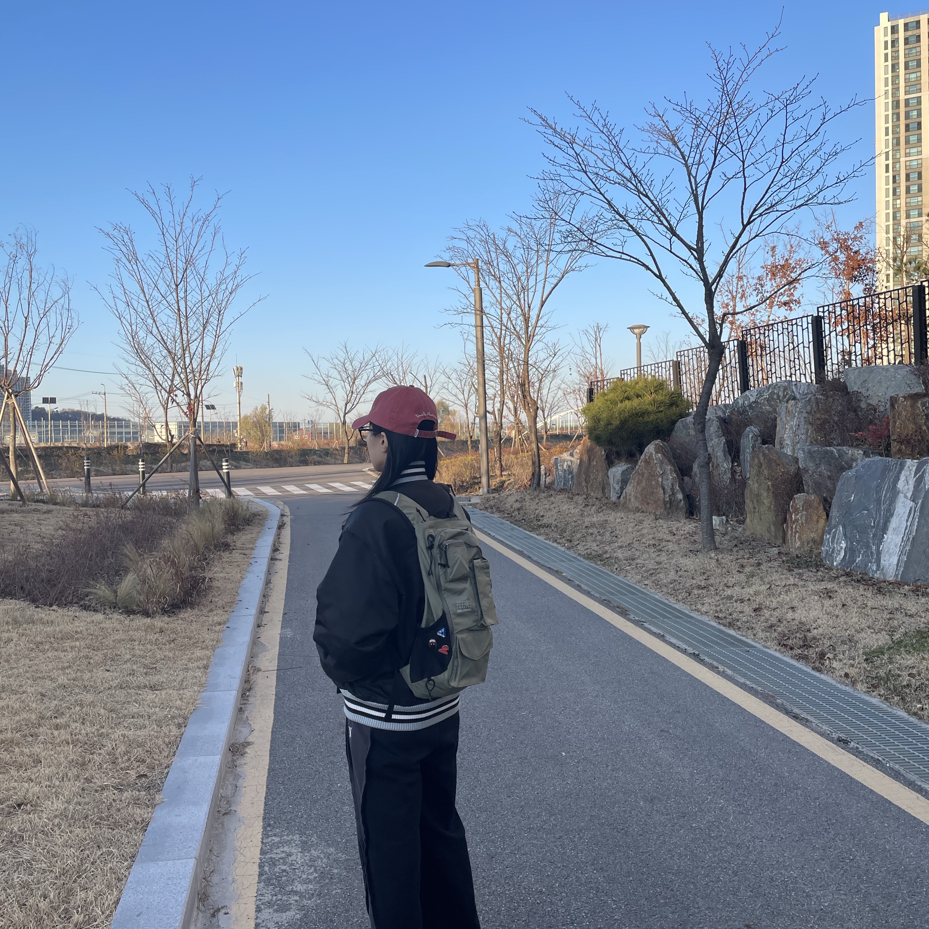 Palace Satin The Arena Jacket Black - 23FW, Salomon x MM6 Maison Margiela Daypack 20 Deep Lichen Green 착용 스타일 - 1