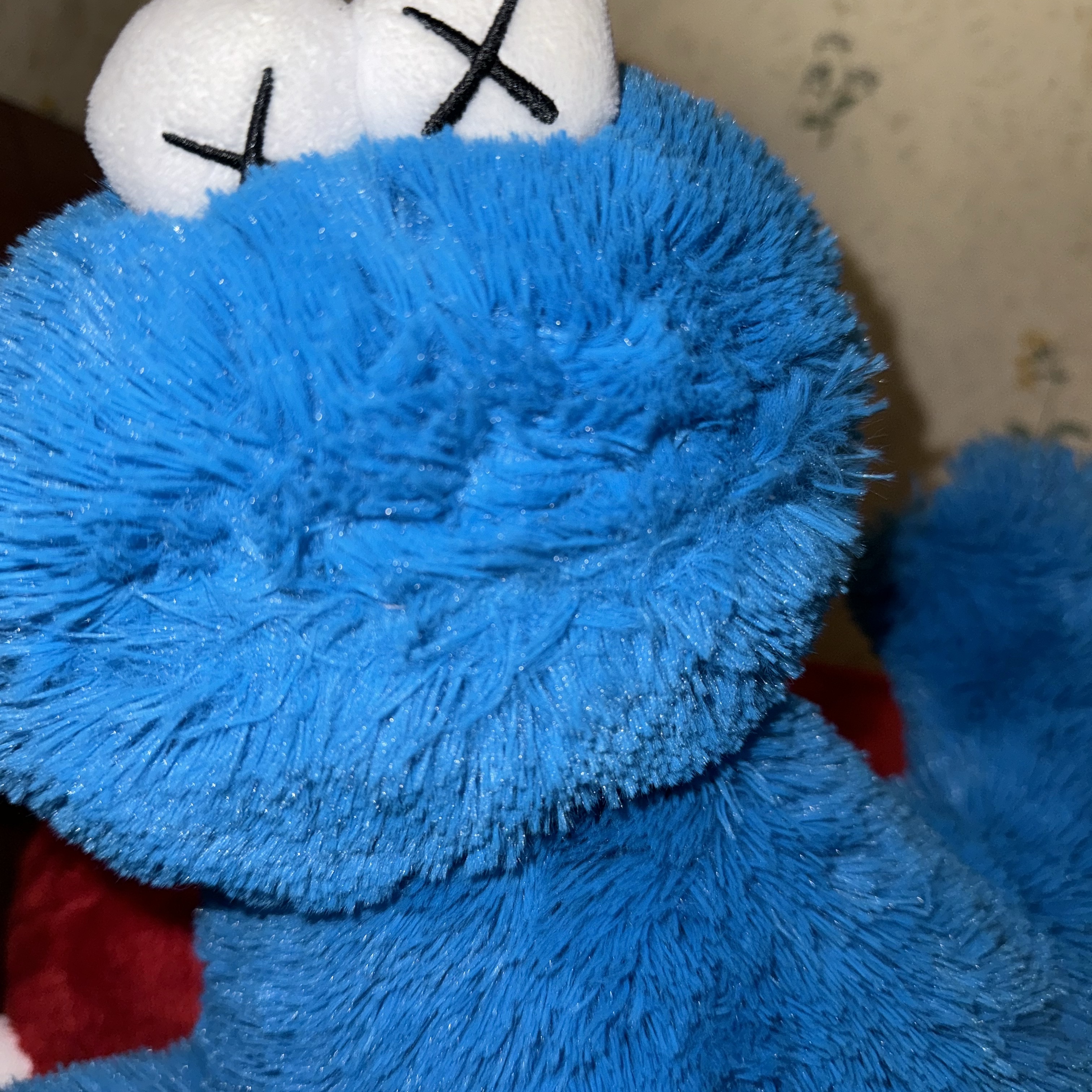Uniqlo x Kaws Sesame Street Cookie Monster Plush Toy Blue 착용 스타일