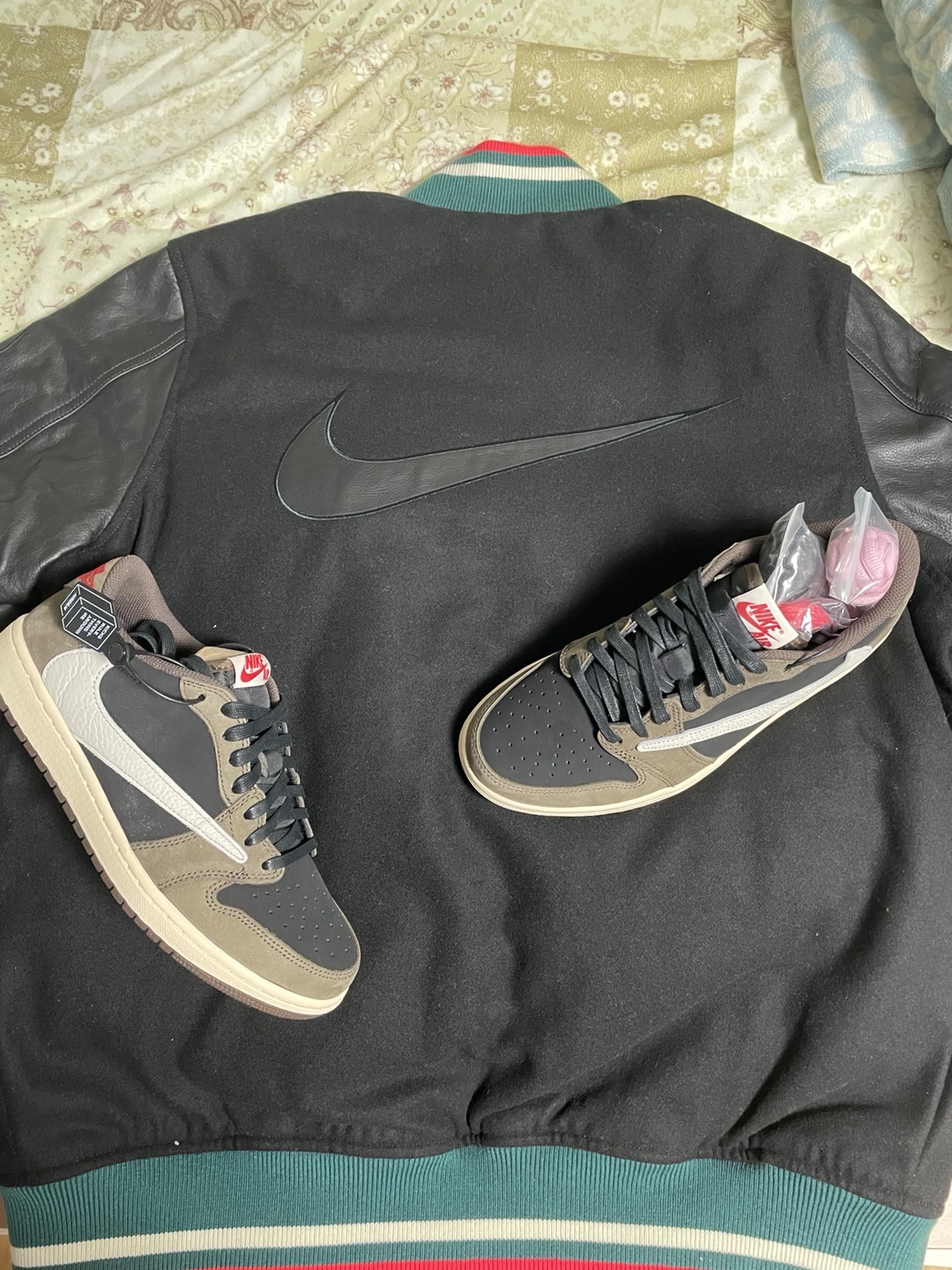 Jordan 1 x Travis Scott Retro Low OG SP Mocha, Nike Liverpool FC Air Destroyer Jacket Black 착용 스타일 - 2