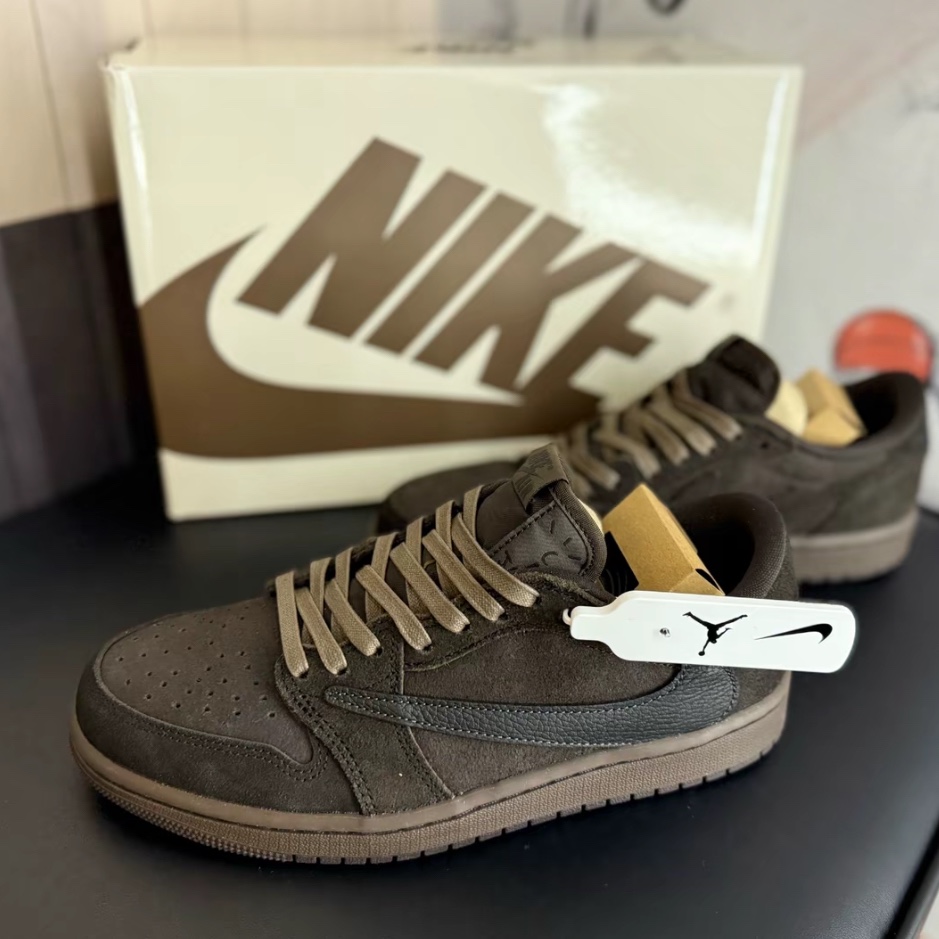 Jordan 1 x Travis Scott Retro Low OG SP Velvet Brown and Dark Mocha 착용 스타일
