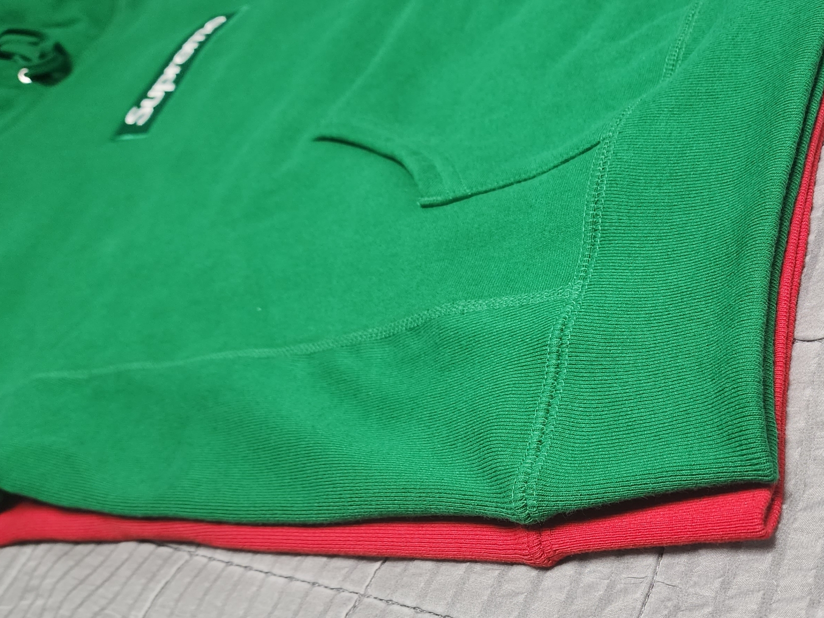 Supreme Box Logo Hooded Sweatshirt Green - 24FW, Supreme Box Logo Hooded Sweatshirt Red - 23FW 착용 스타일 - 3