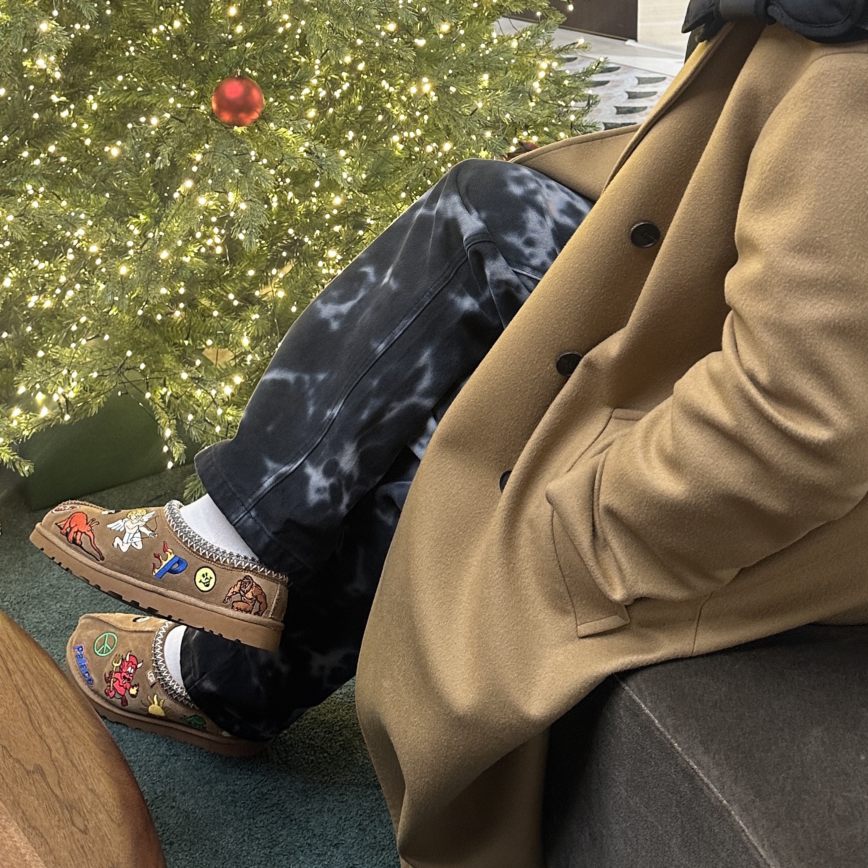 UGG x Palace Tasman Slipper Chestnut 착용 스타일 - 1