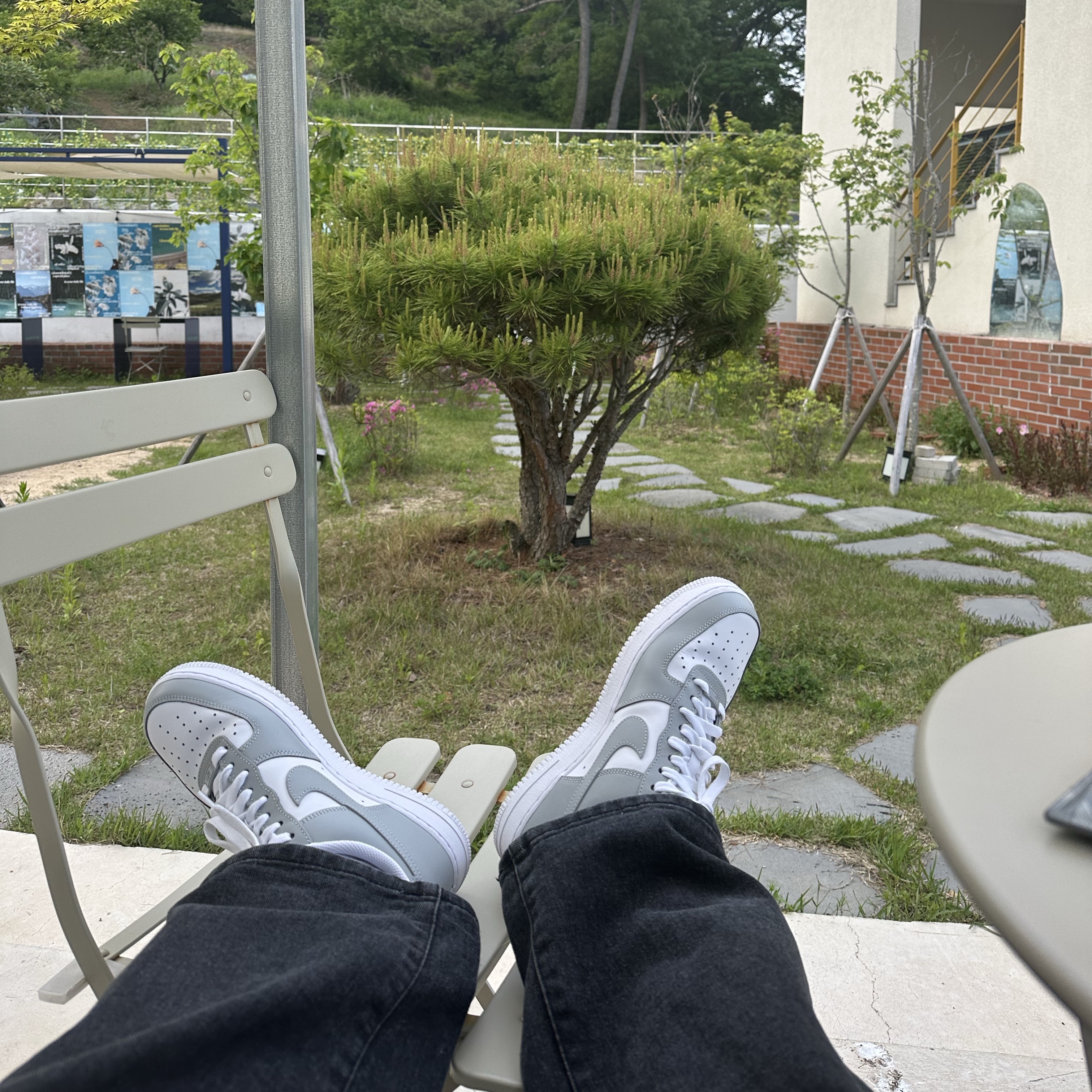Nike Air Force 1 Low White Grey 착용 스타일 - 1