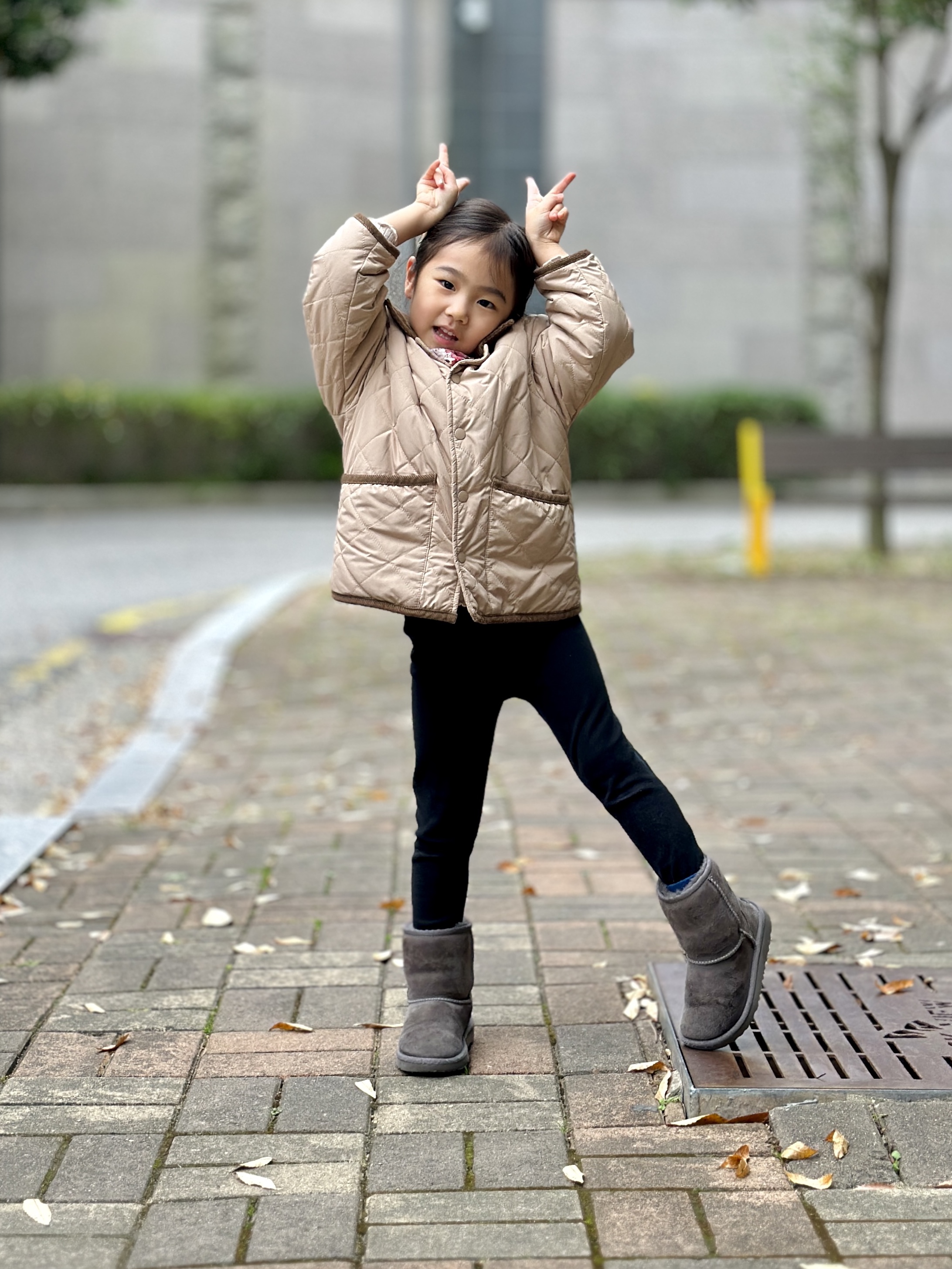 (Kids) UGG Classic II Boots Grey 착용 스타일 - 3