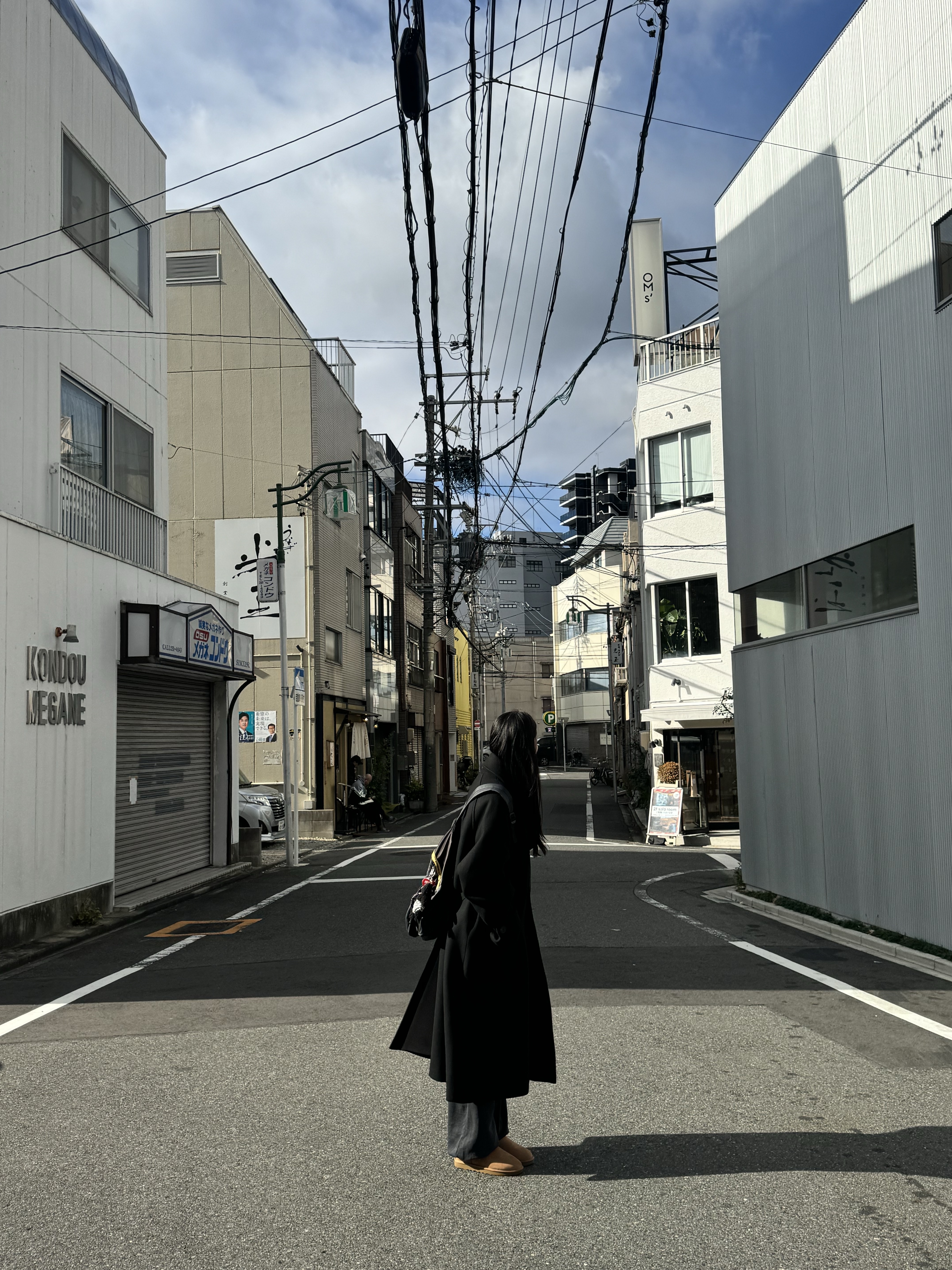 (W) UGG Classic Mini II Boots Chestnut, Undermycar Legion.02 Balmacaan Oversized Wool Coat Black 착용 스타일