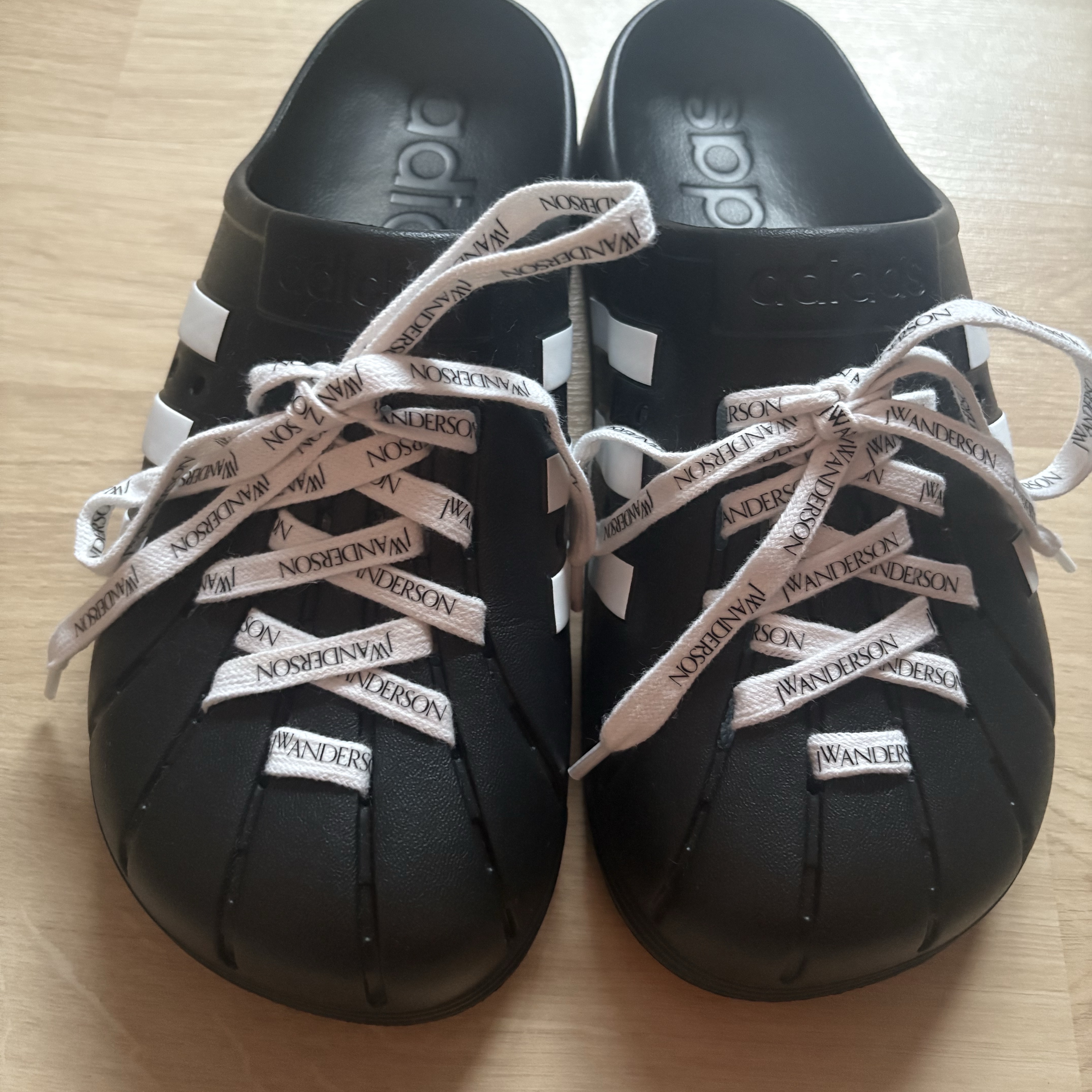 Adidas Adilette Clog Black White 착용 스타일
