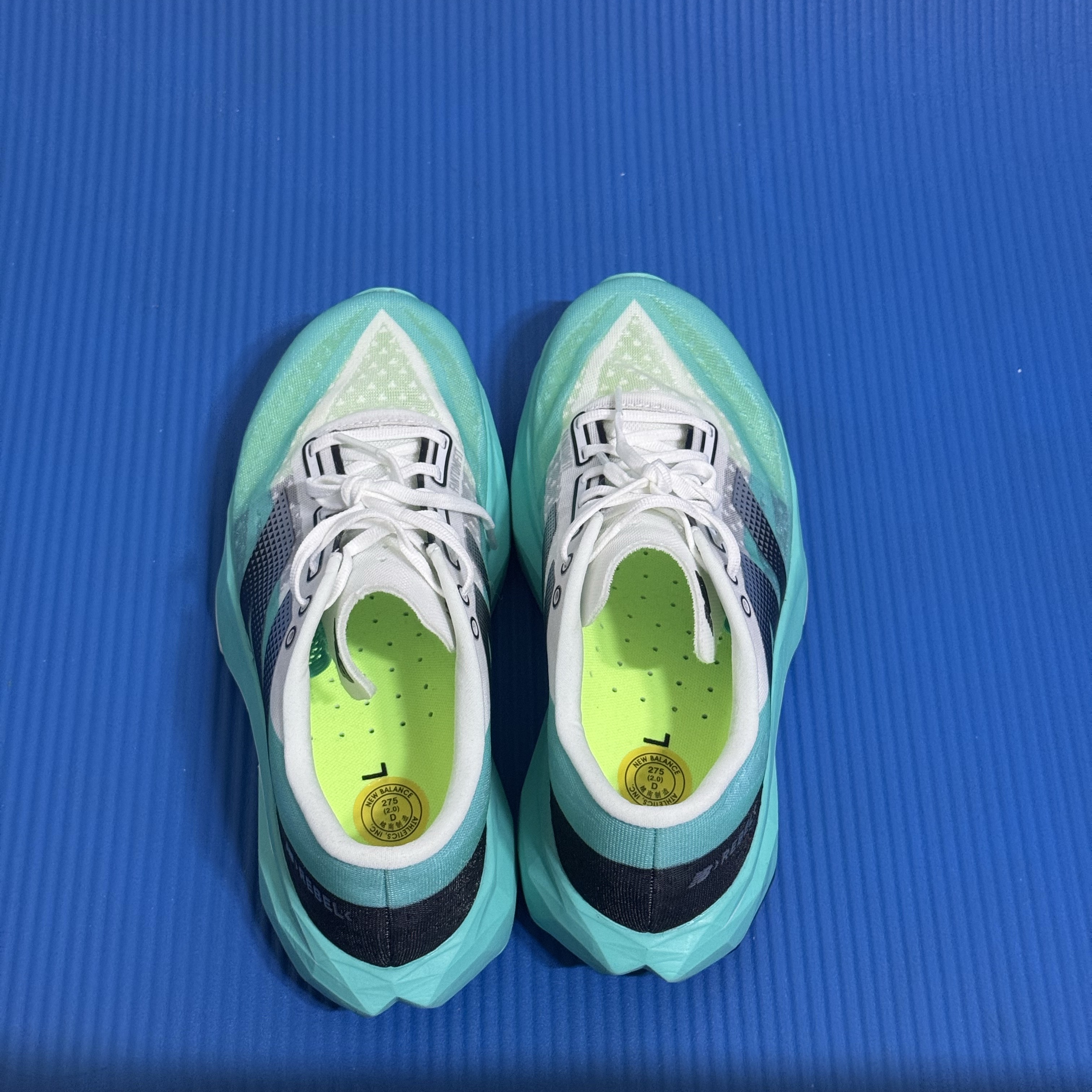 New Balance Fuelcell Rebel v4 Cyber Jade White - D Standard 착용 스타일 - 3