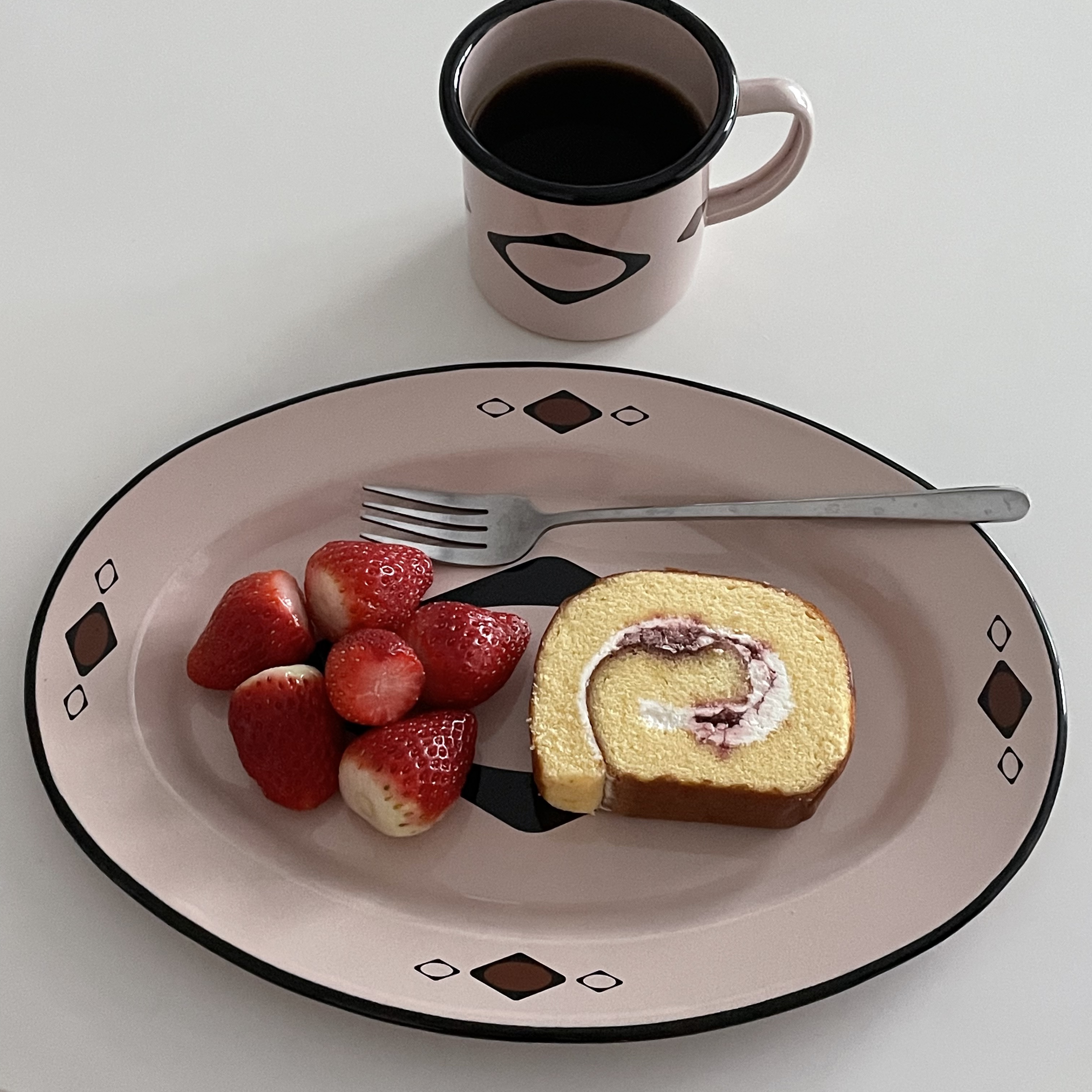 Mischief x Crow Canyon V11 Mug & V94 Oval Plate Set 착용 스타일