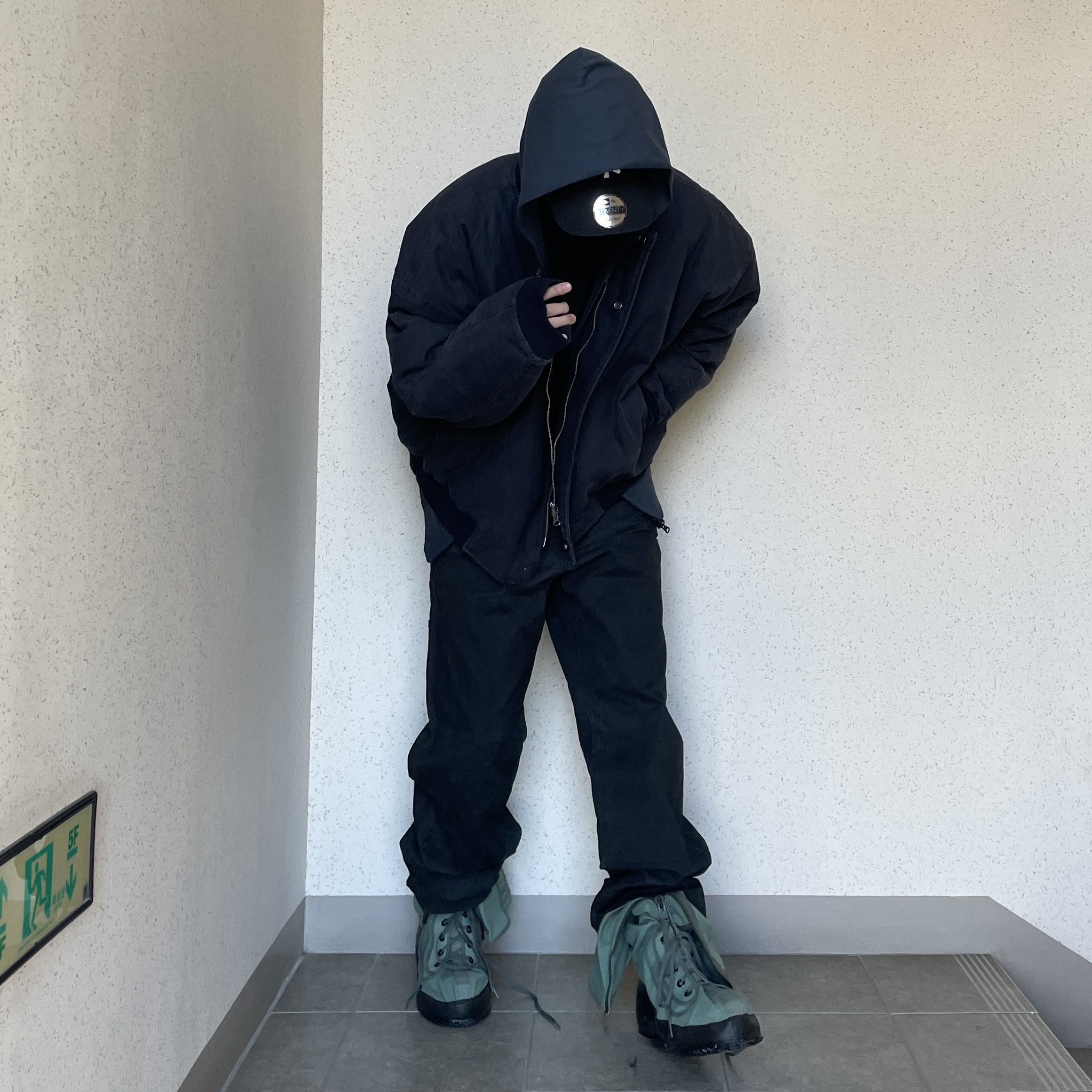 Nonnod Sulfur Dye Serge Bomber Jacket Vintage Navy Black, New Era x MoMA New York Yankees Cap Black 착용 스타일 - 3