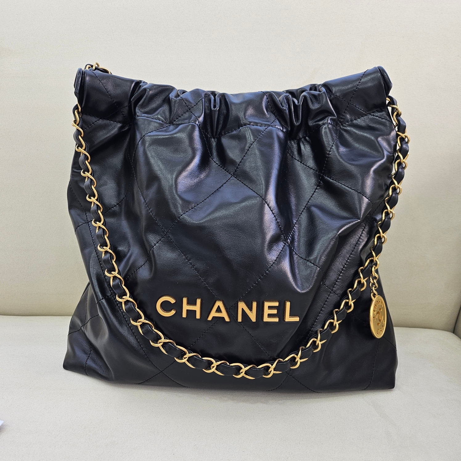 Chanel 22 Small Handbag Shiny Calfskin & Gold Black 착용 스타일