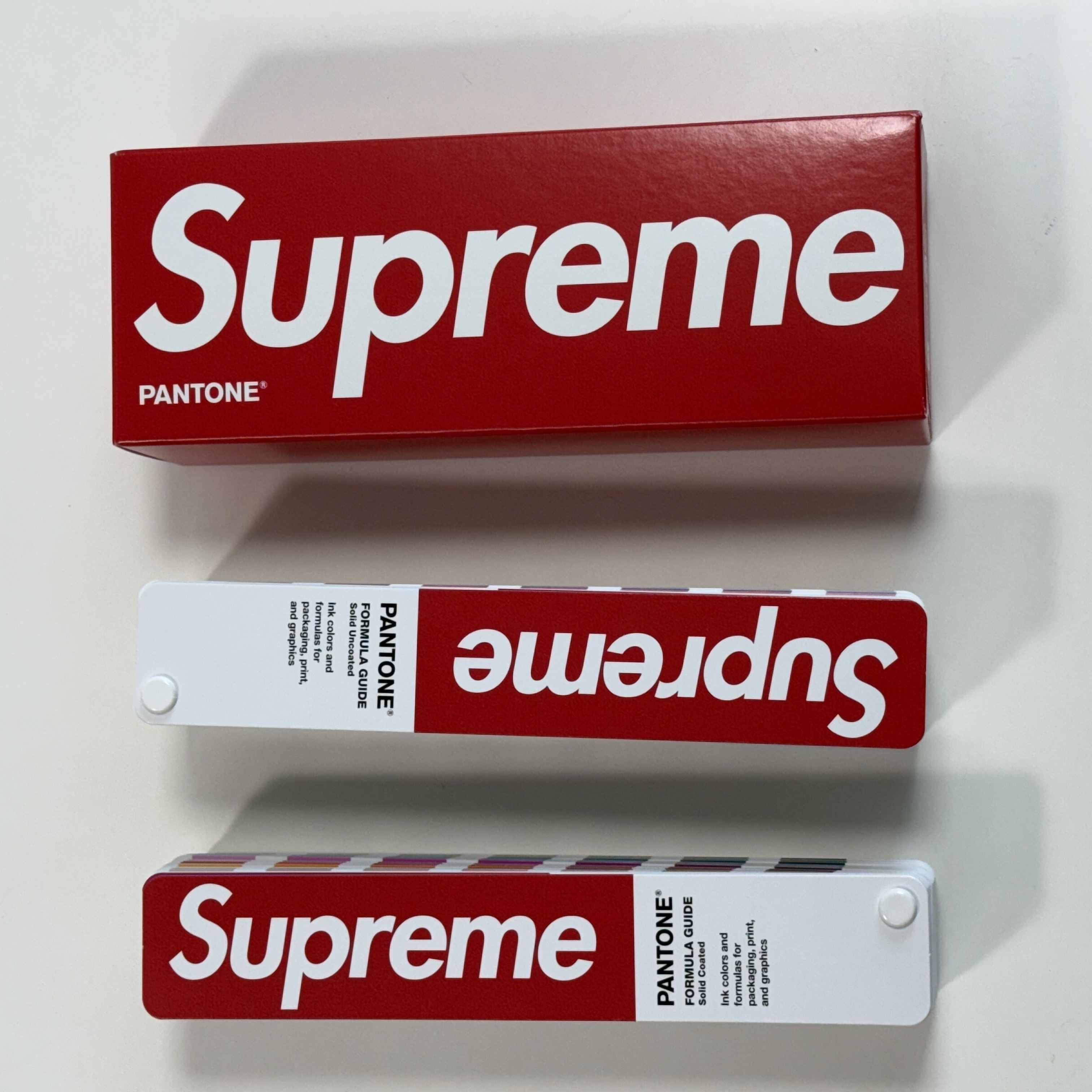 Supreme x Pantone Formula Guide White - 24FW 착용 스타일 - 3