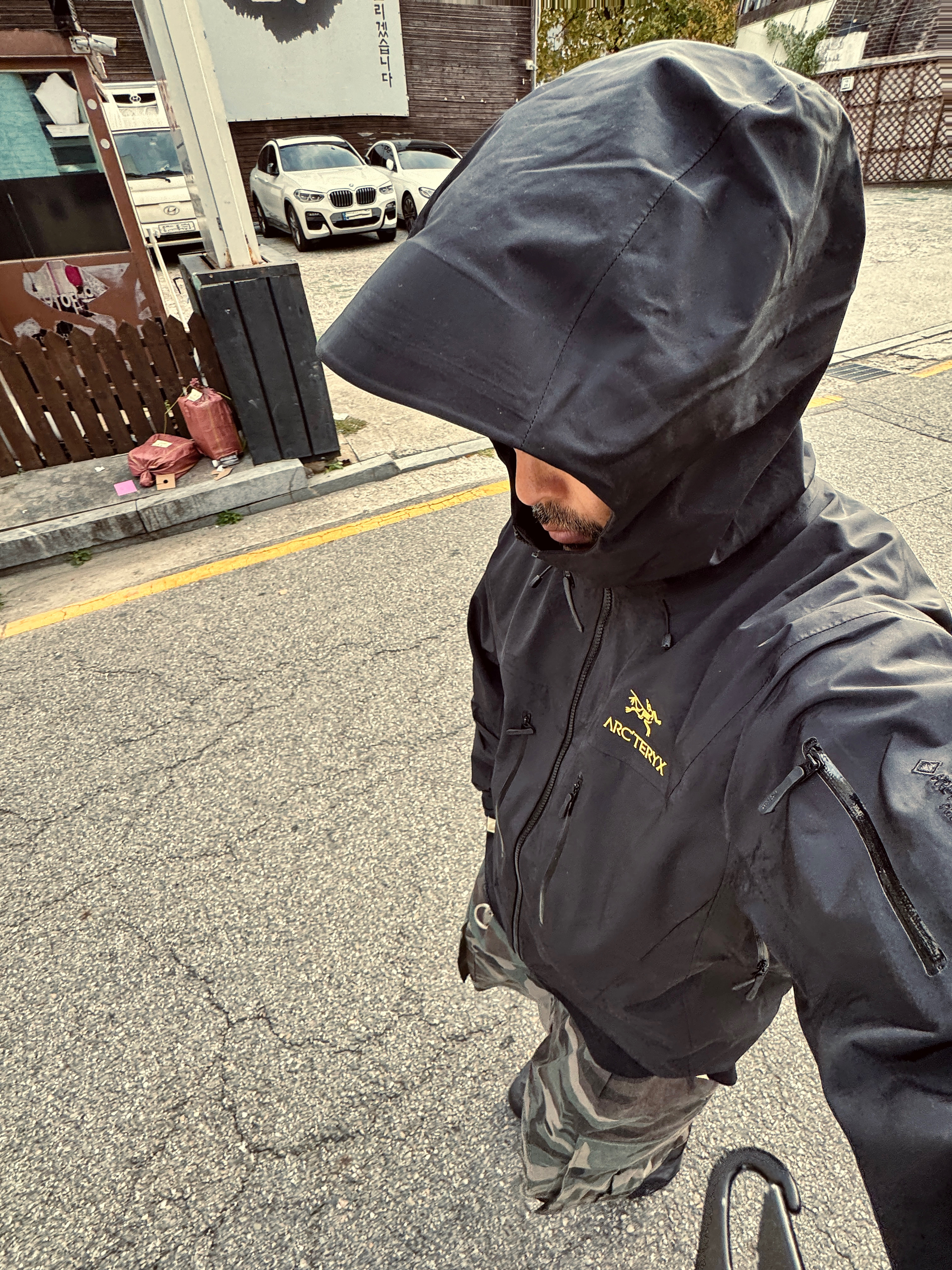 Arc'teryx Beta LT Jacket Black, Undermycar Mu.44 Anti Fxxking Logo Play Big Cargo Camo Shorts Camo Khaki 착용 스타일 - 2