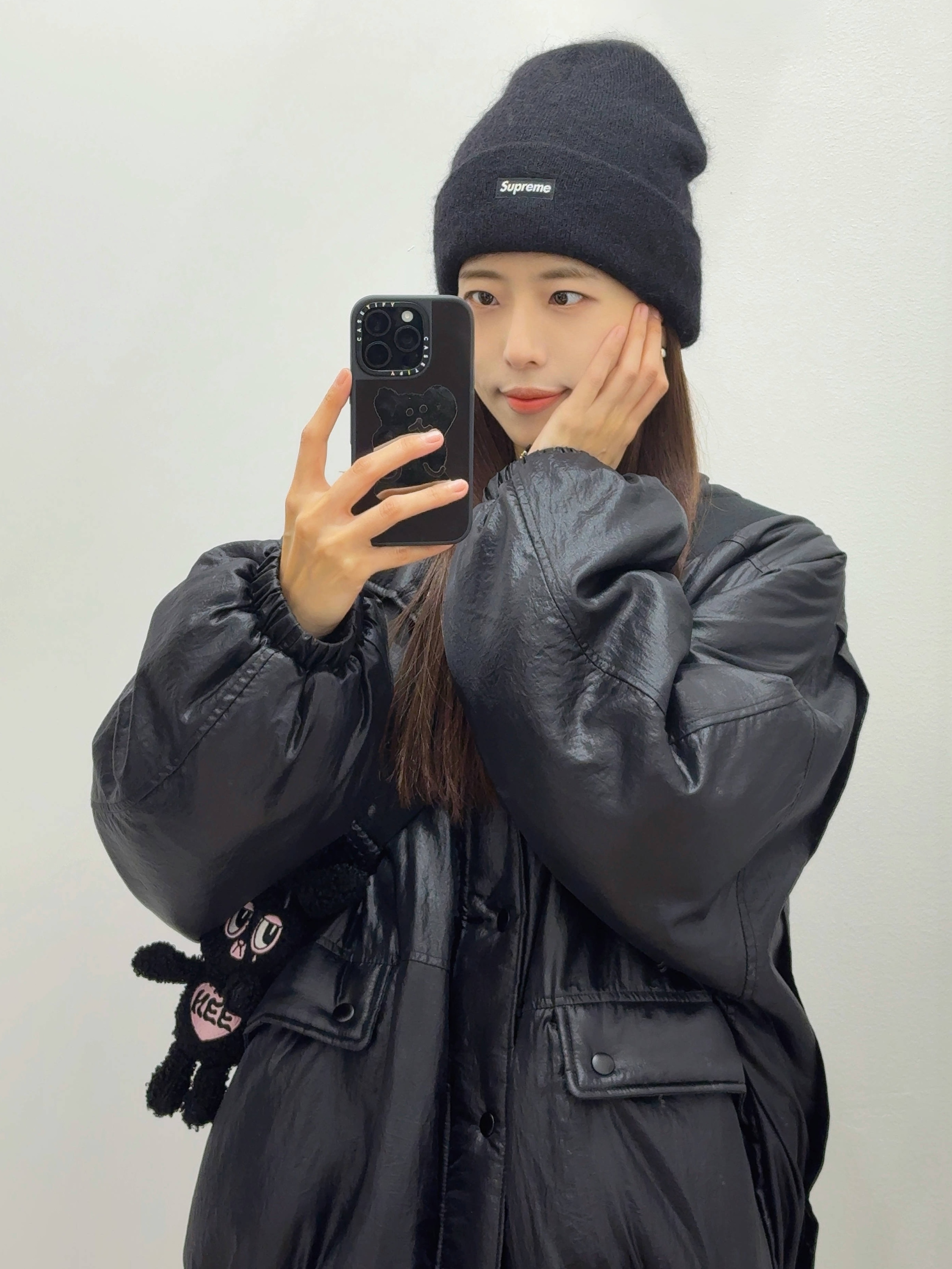 Supreme Mohair Beanie Black - 23FW, Youhee Delli Keyring Black 착용 스타일 - 1