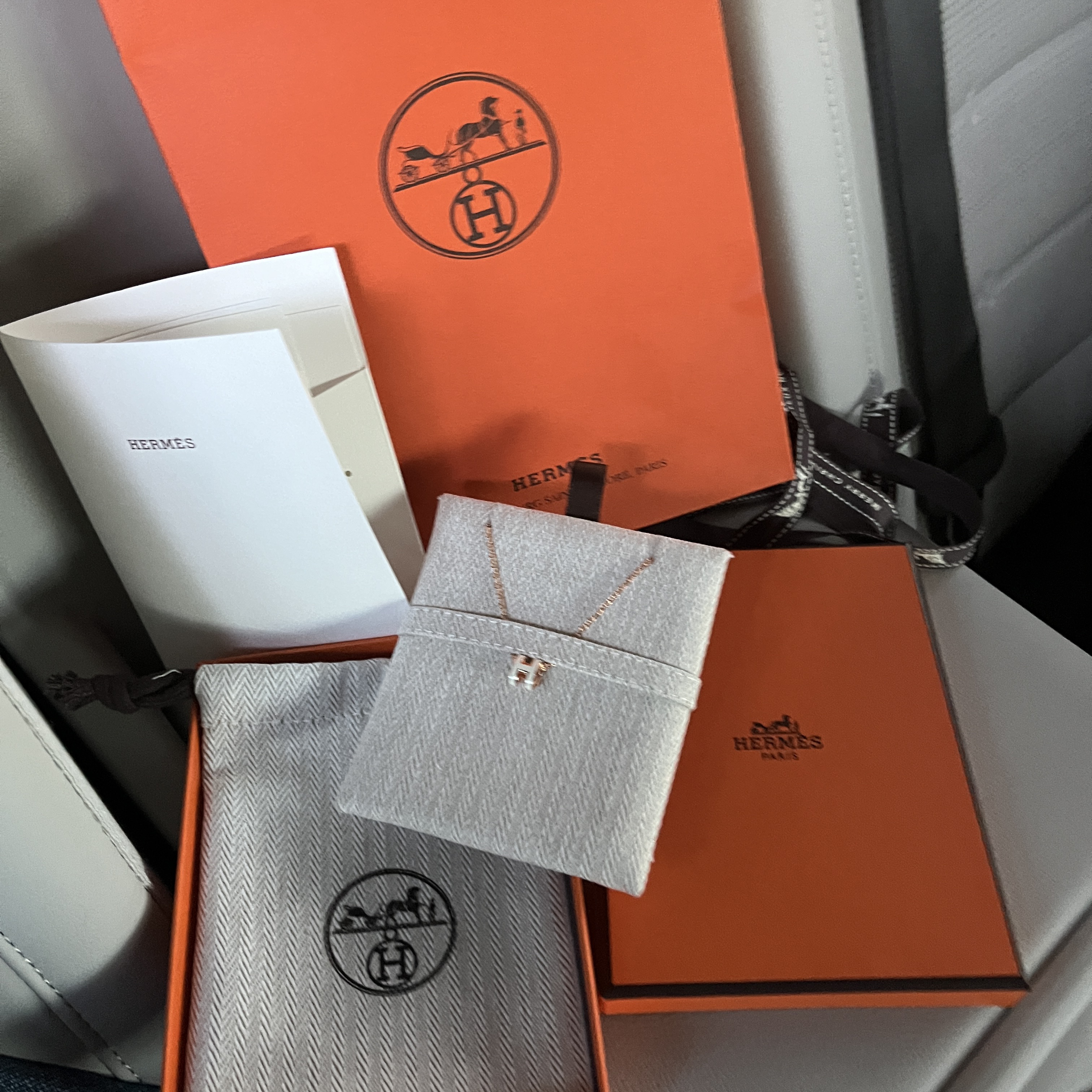 (W) Hermes Mini Pop H Pendant Rose Gold & Blanc 착용 스타일