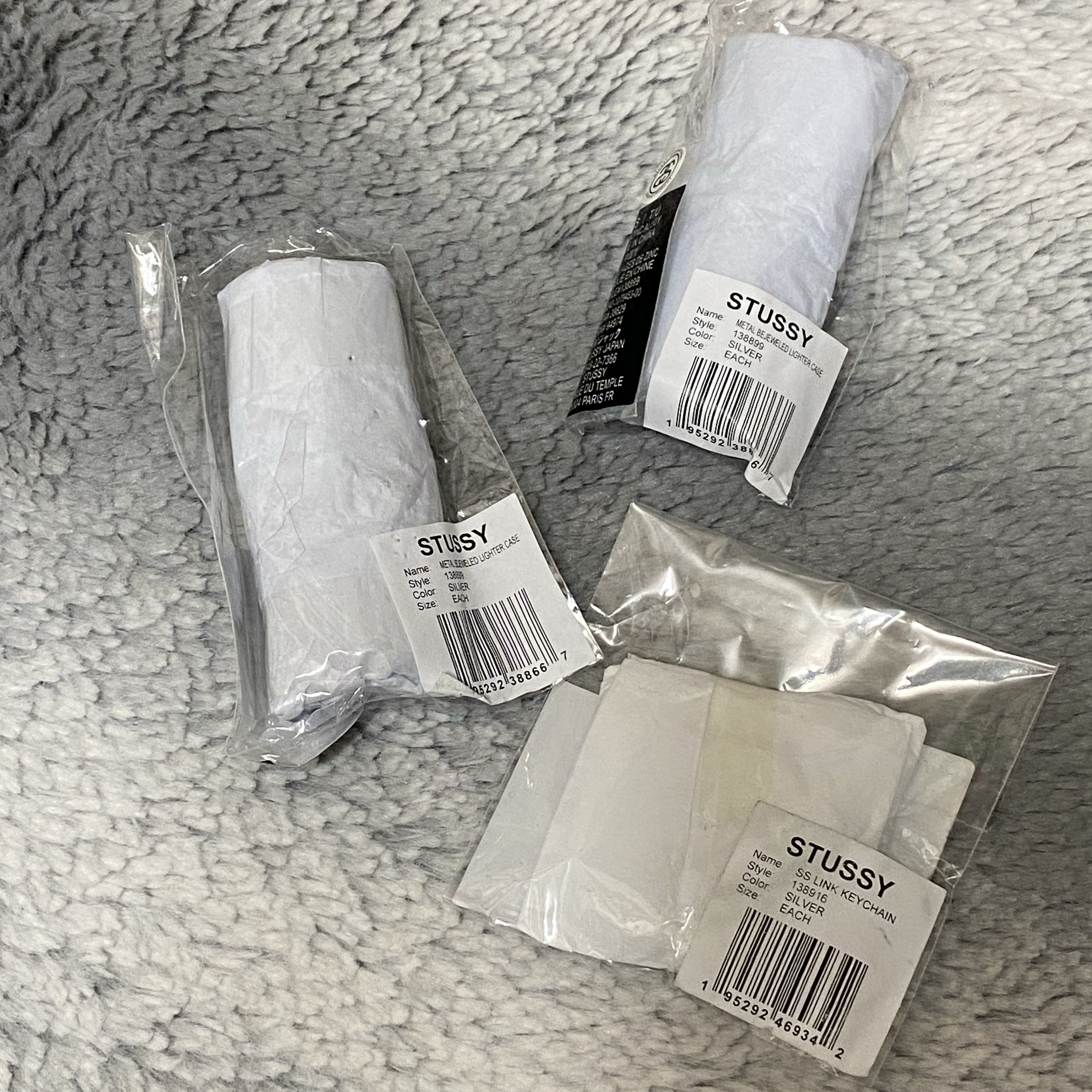 Stussy Metal Bejeweled Lighter Case Silver, Stussy SS Link Keychain Silver 착용 스타일