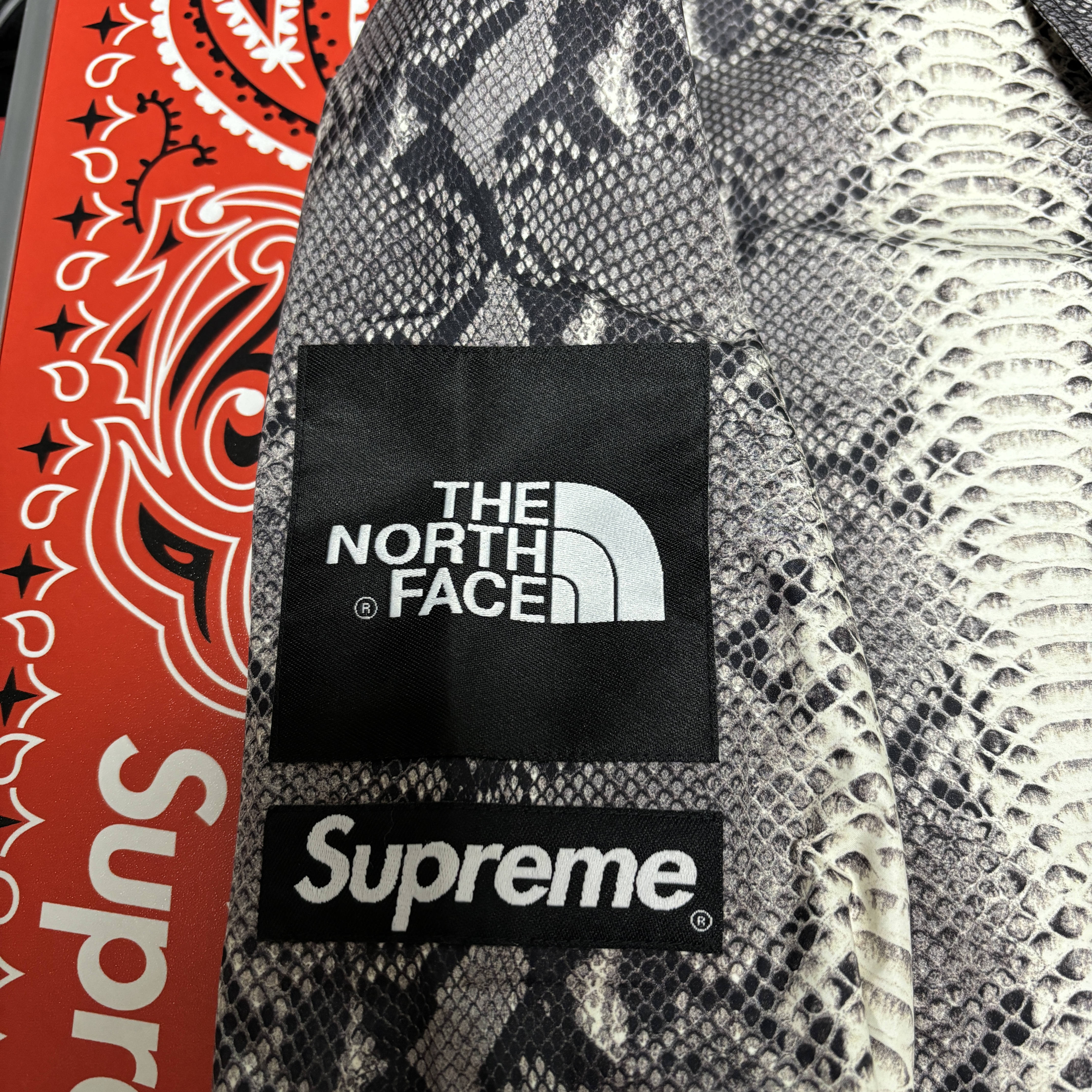 Supreme Box Logo Crewneck Blue - 22FW, Supreme New Era Swarovski S Logo Beanie Woodland Camo - 21SS 착용 스타일 - 6