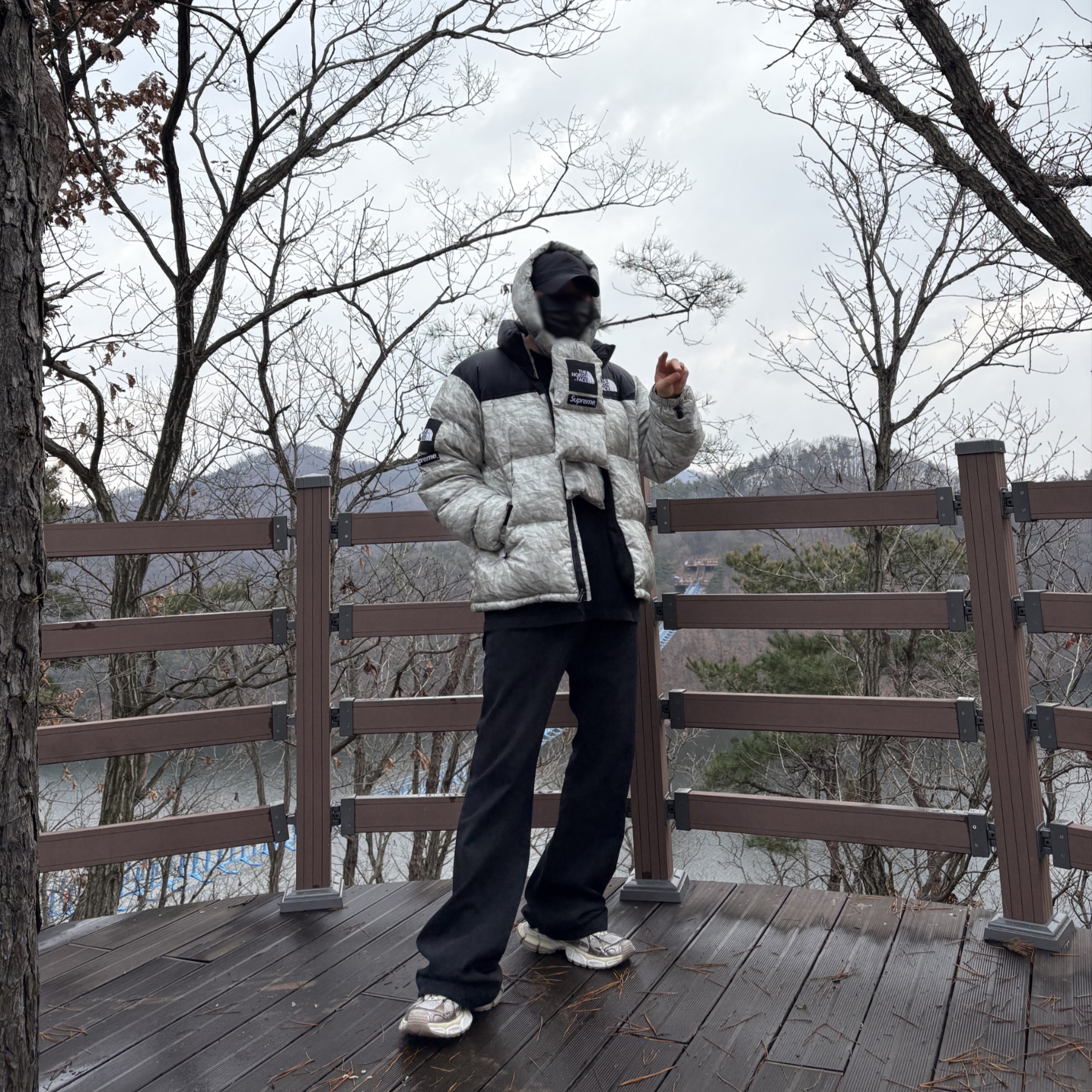 Supreme x The North Face Paper Print Nuptse Jacket - 19FW, Supreme x The North Face Paper Print 700-Fill Down Scarf 착용 스타일 - 1