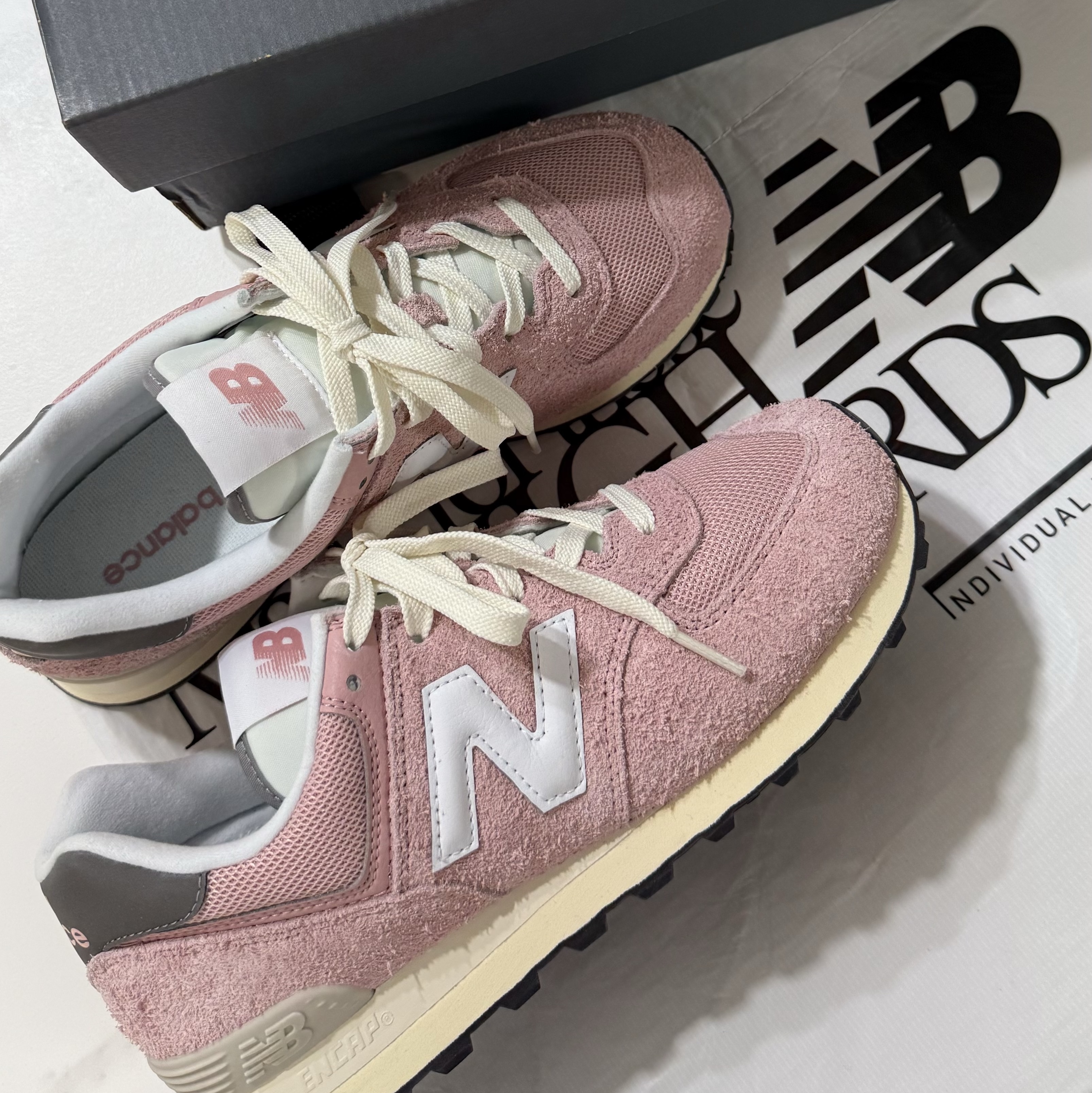 New Balance 574 Heritage Mellow Pink 착용 스타일