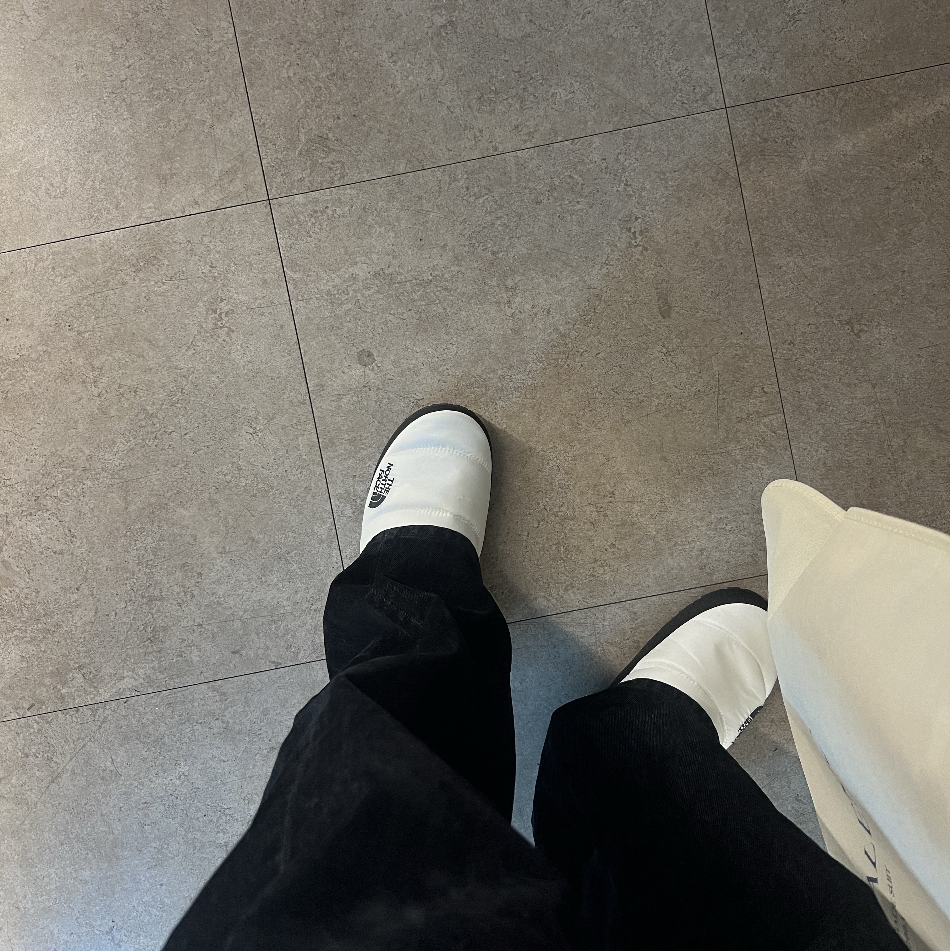 The North Face Nuptse Mule White 착용 스타일