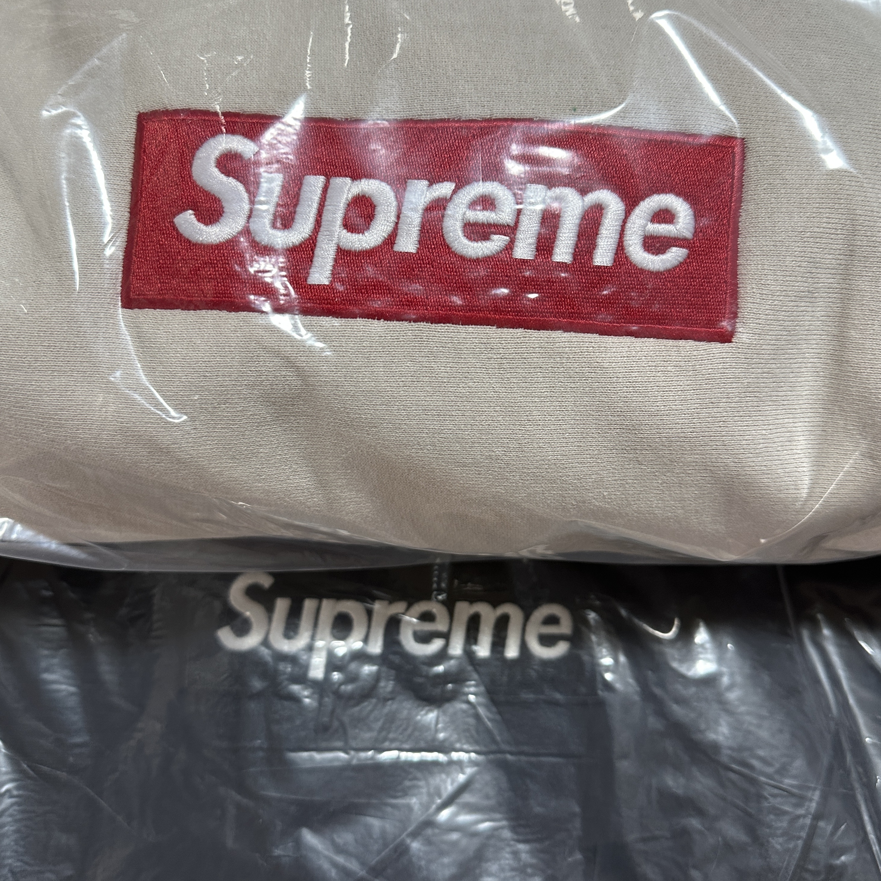 Supreme Box Logo Hooded Sweatshirt Stone - 24FW, Supreme Box Logo Hooded Sweatshirt Black - 24FW 착용 스타일