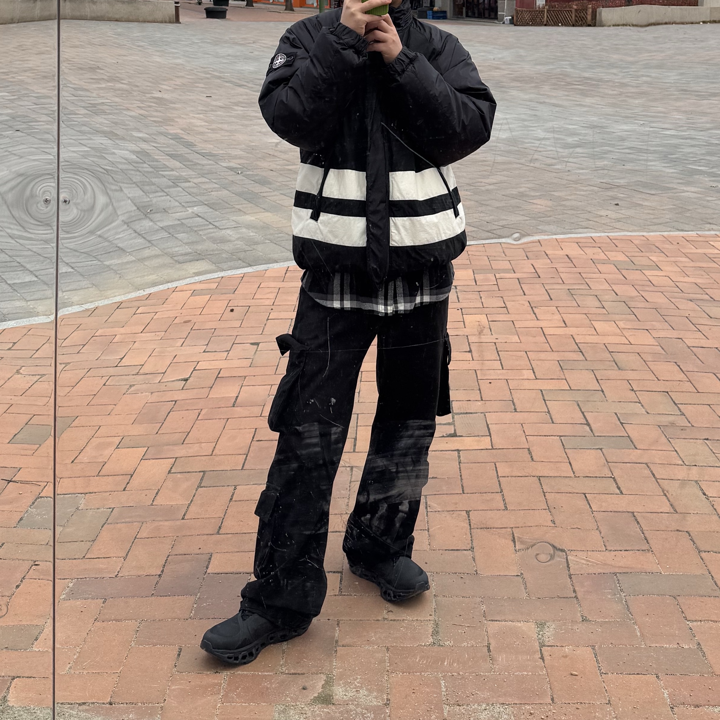Supreme x Stone Island Reversible Down Puffer Jacket Black - 23FW, On Running x Post Archive Faction (Paf) Cloudmonster 2 Black Magnet 착용 스타일