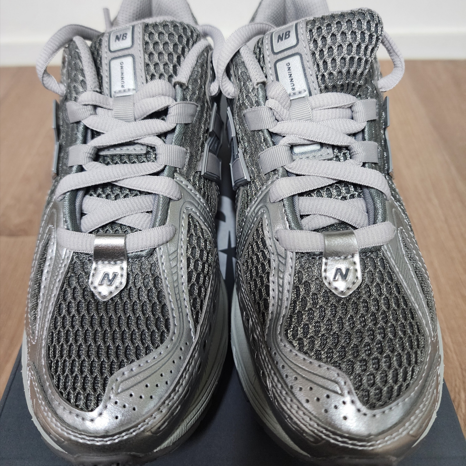 New Balance 1906R Harbor Grey Silver Metalic 착용 스타일 - 1