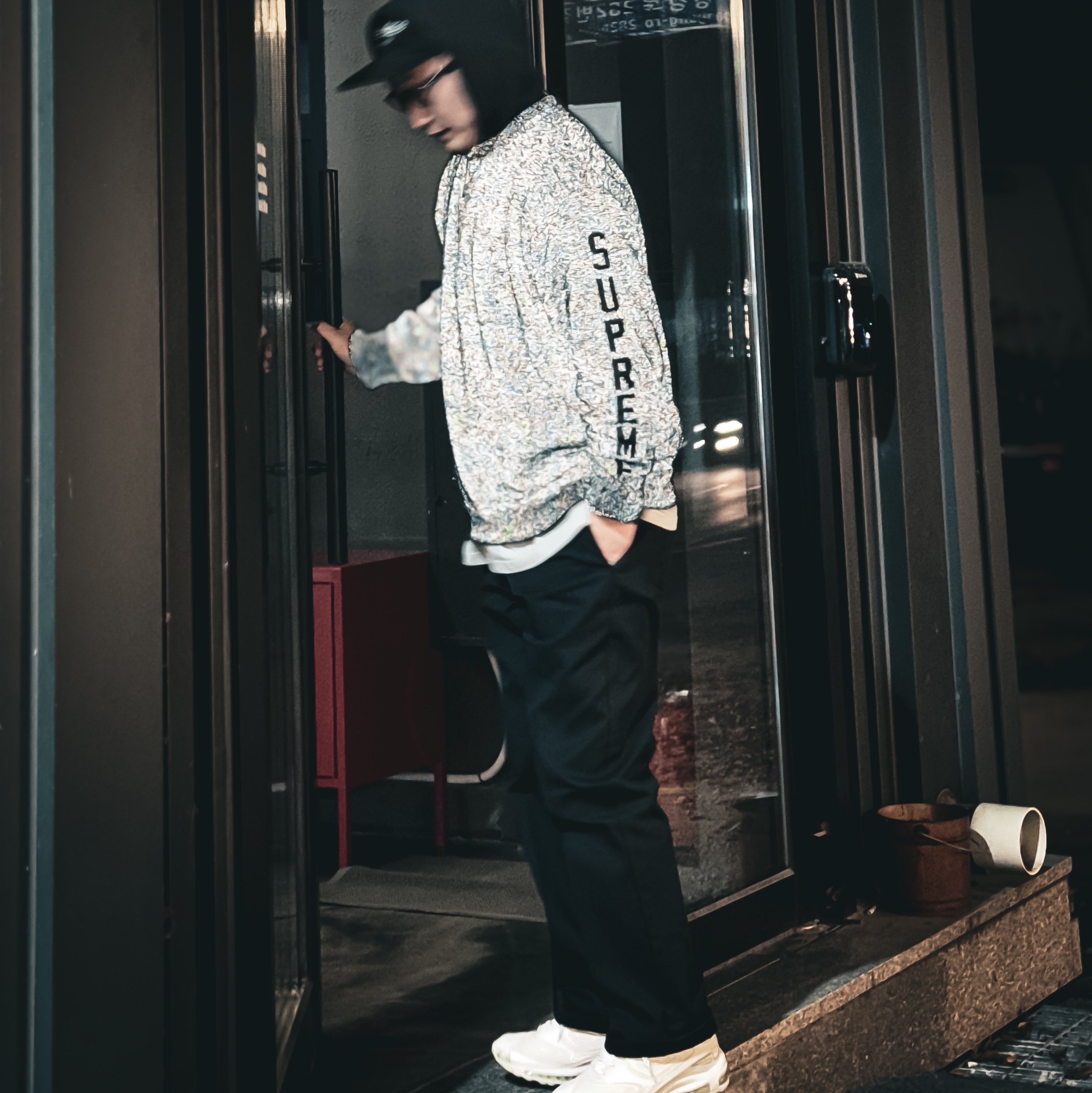 Supreme Reflective Sweater Black - 24SS, Supreme Classic Logo 6-Panel Black - 23SS 착용 스타일 - 2