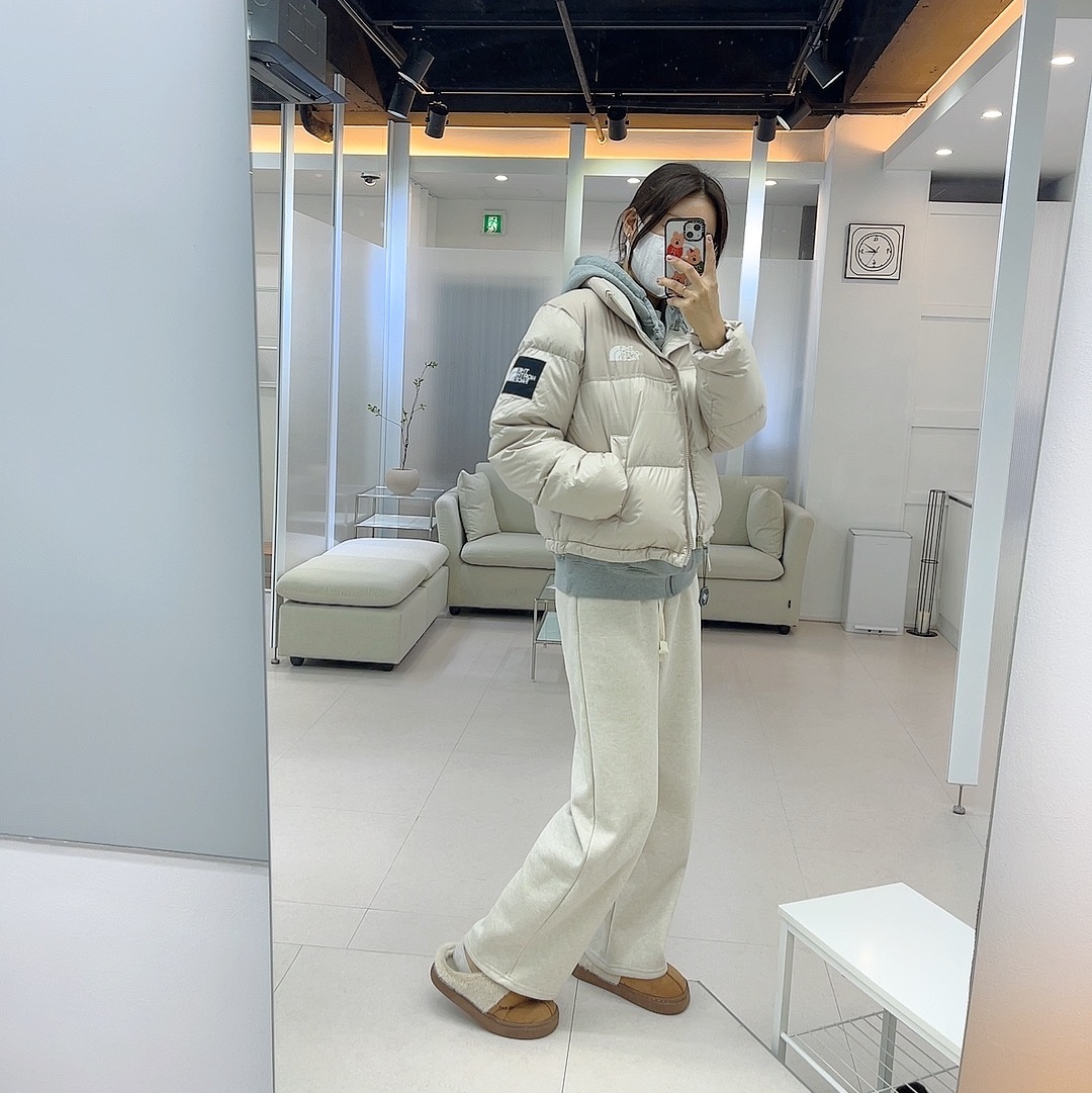 (W) The North Face White Label Novelty Nuptse Down Jacket Cream Beige 착용 스타일