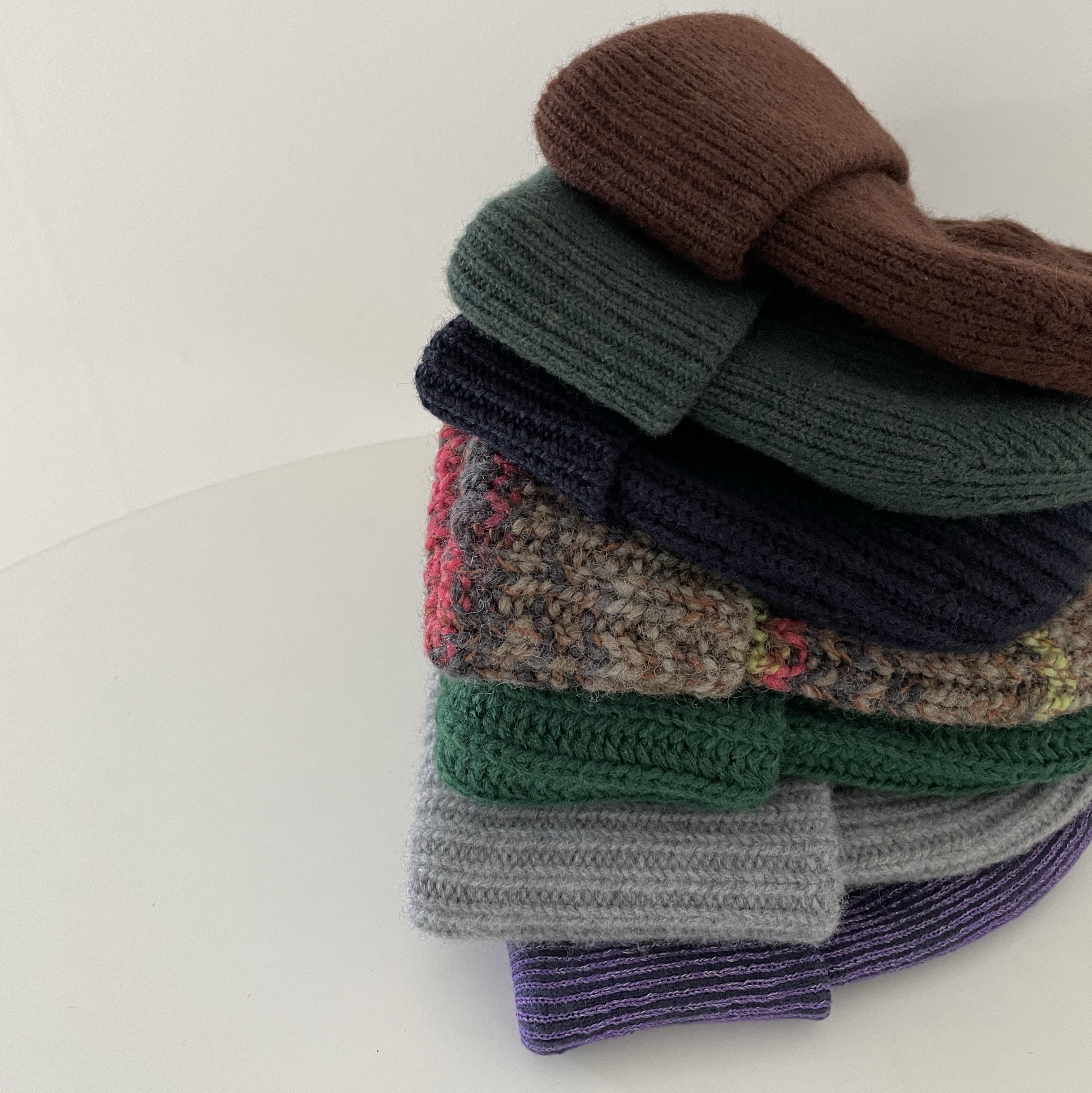 Maison Margiela Four Stitches Beanie Navy, Supreme Space Dye Stripe Beanie Yellow - 24FW 착용 스타일 - 3