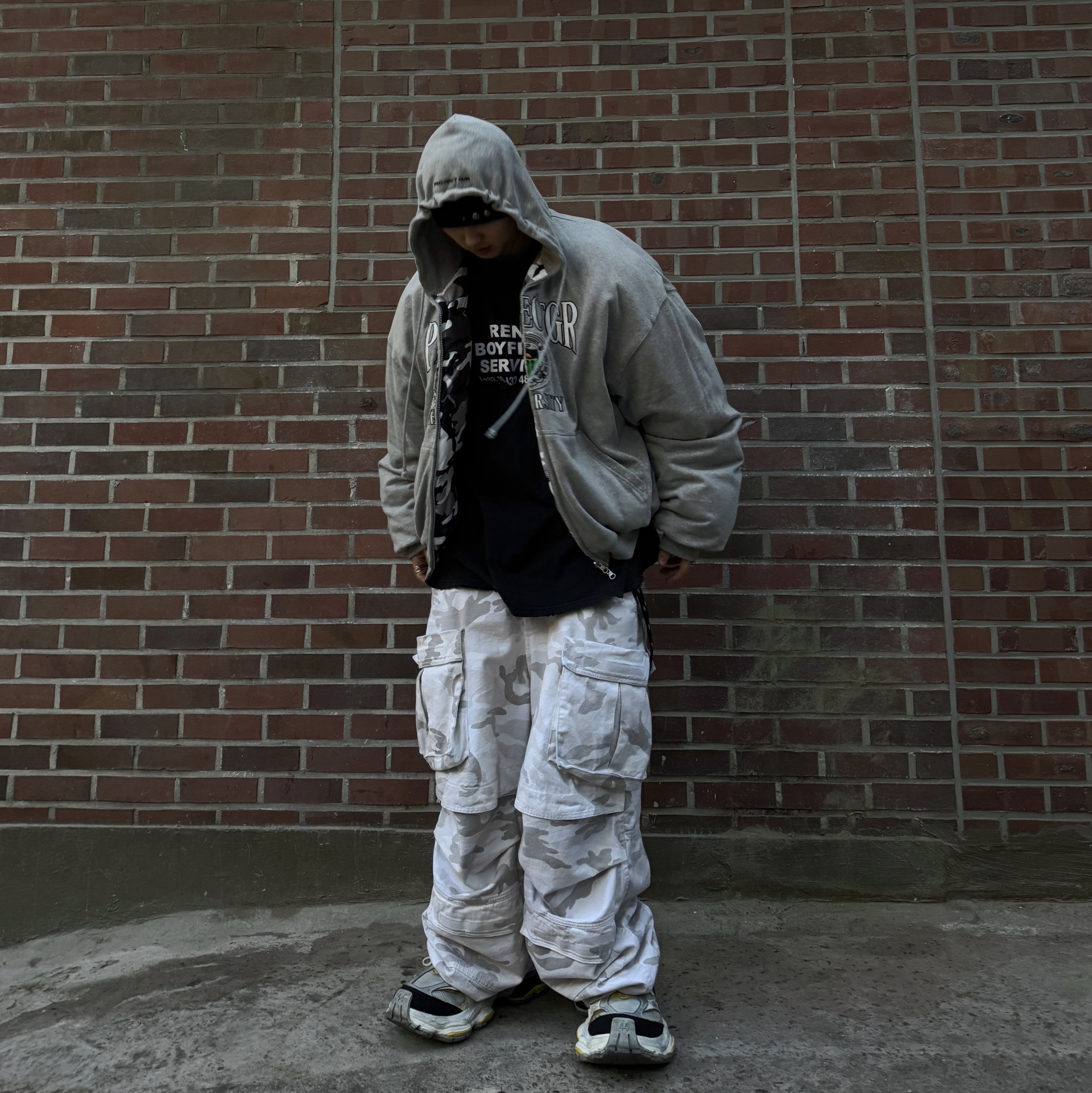 Project G/R Reversible Hooded Puffer Jacket Grey, Project G/R Washed Cargo Pants White Camo 착용 스타일 - 1