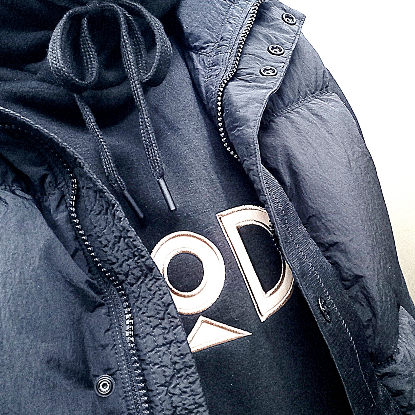 Stone Island G0419 Nylon Metal in Econyl Down Zip Vest with Anti Drop Black - 24FW, UGG x Palace Tasman Slipper Black Camo 착용 스타일 - 2