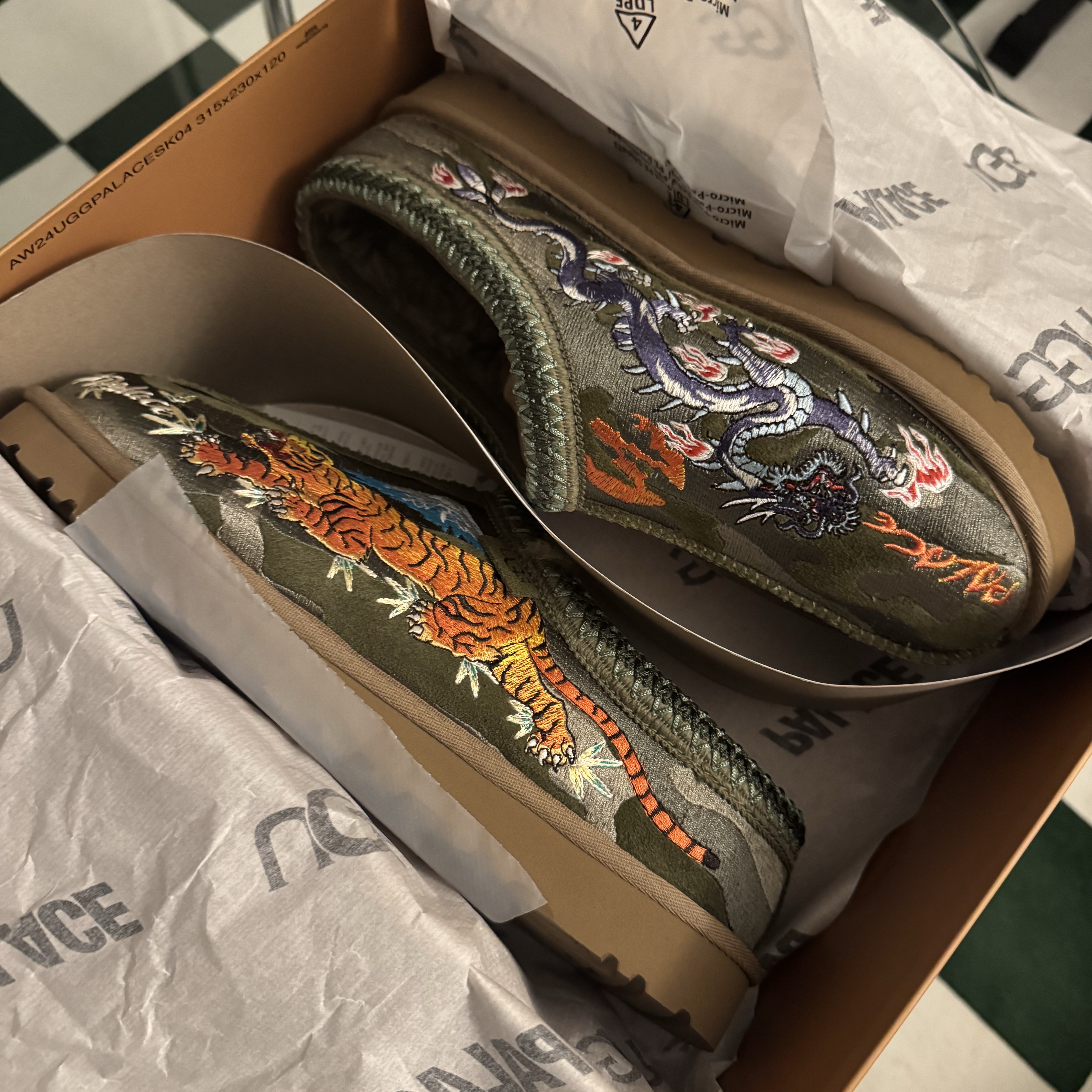 UGG x Palace Tasman Slipper Burnt Olive Camo 착용 스타일 - 1