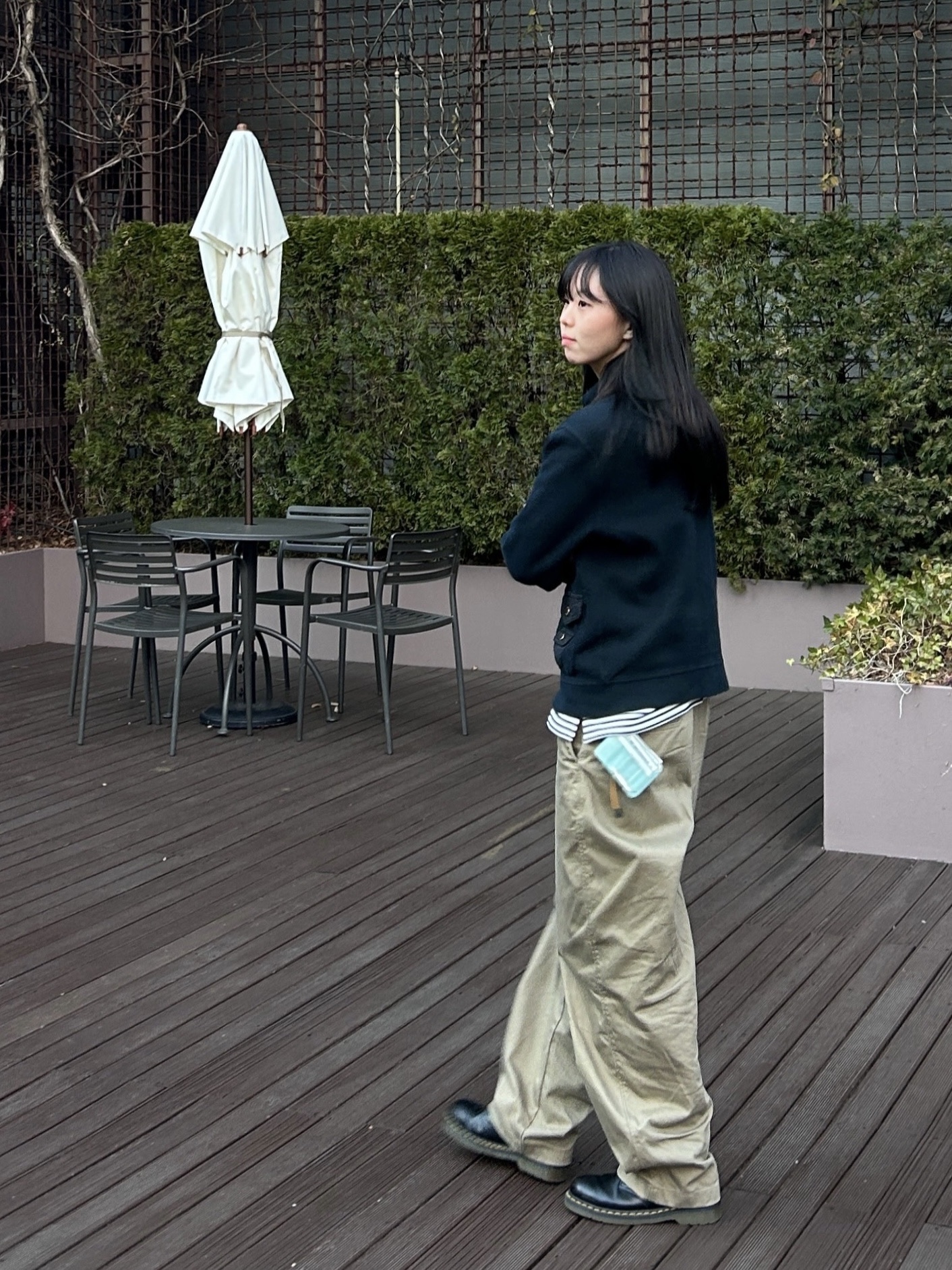 Dr. Martens 1461 Smooth Black, Uniqlo U Wide FIt Chino Pants Brown 착용 스타일 - 1
