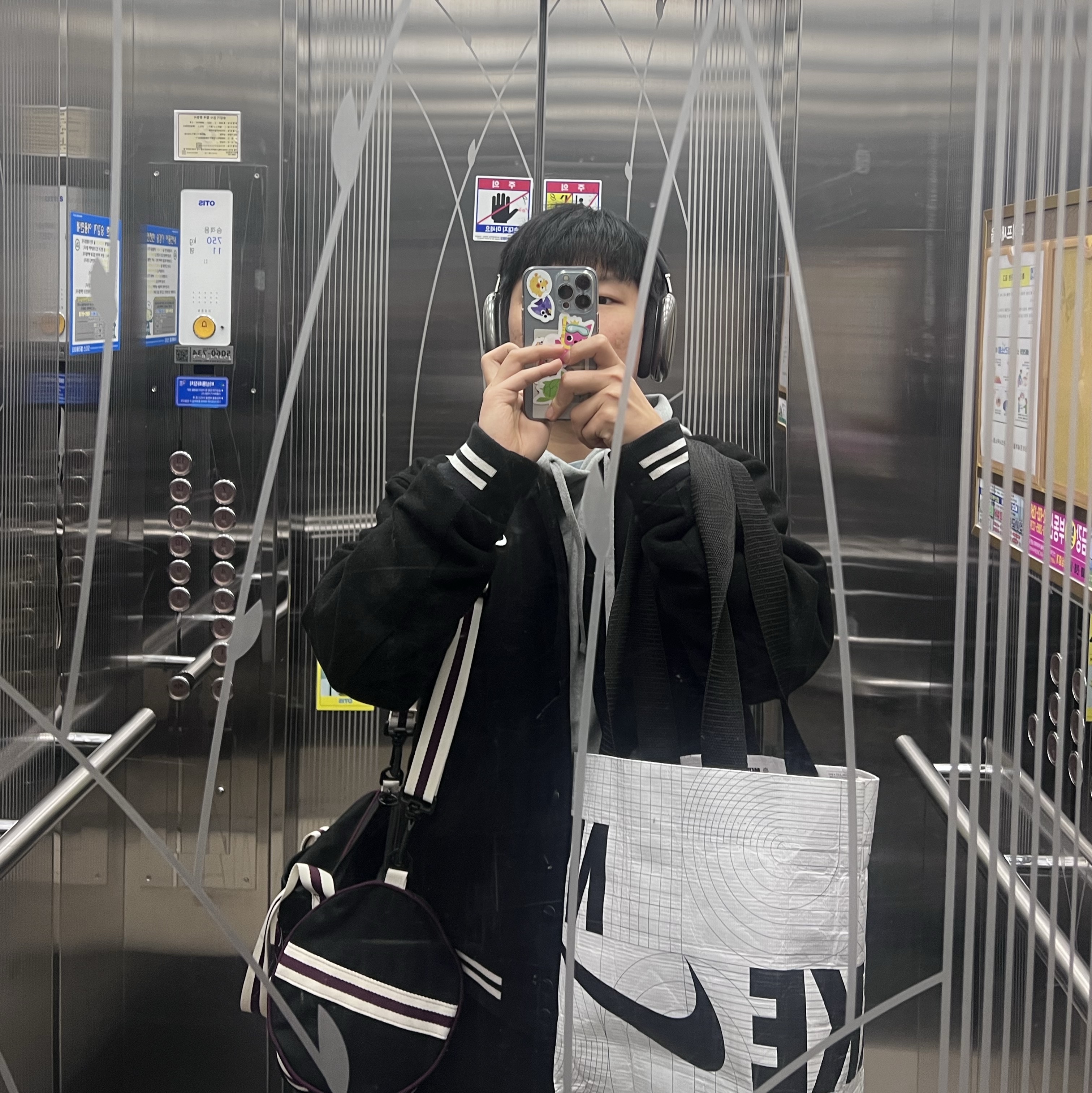 Nike NSW Authentics Varsity Jacket Black - Asia, Apple AirPods Max Lightning Space Gray (Korean Ver.) 착용 스타일
